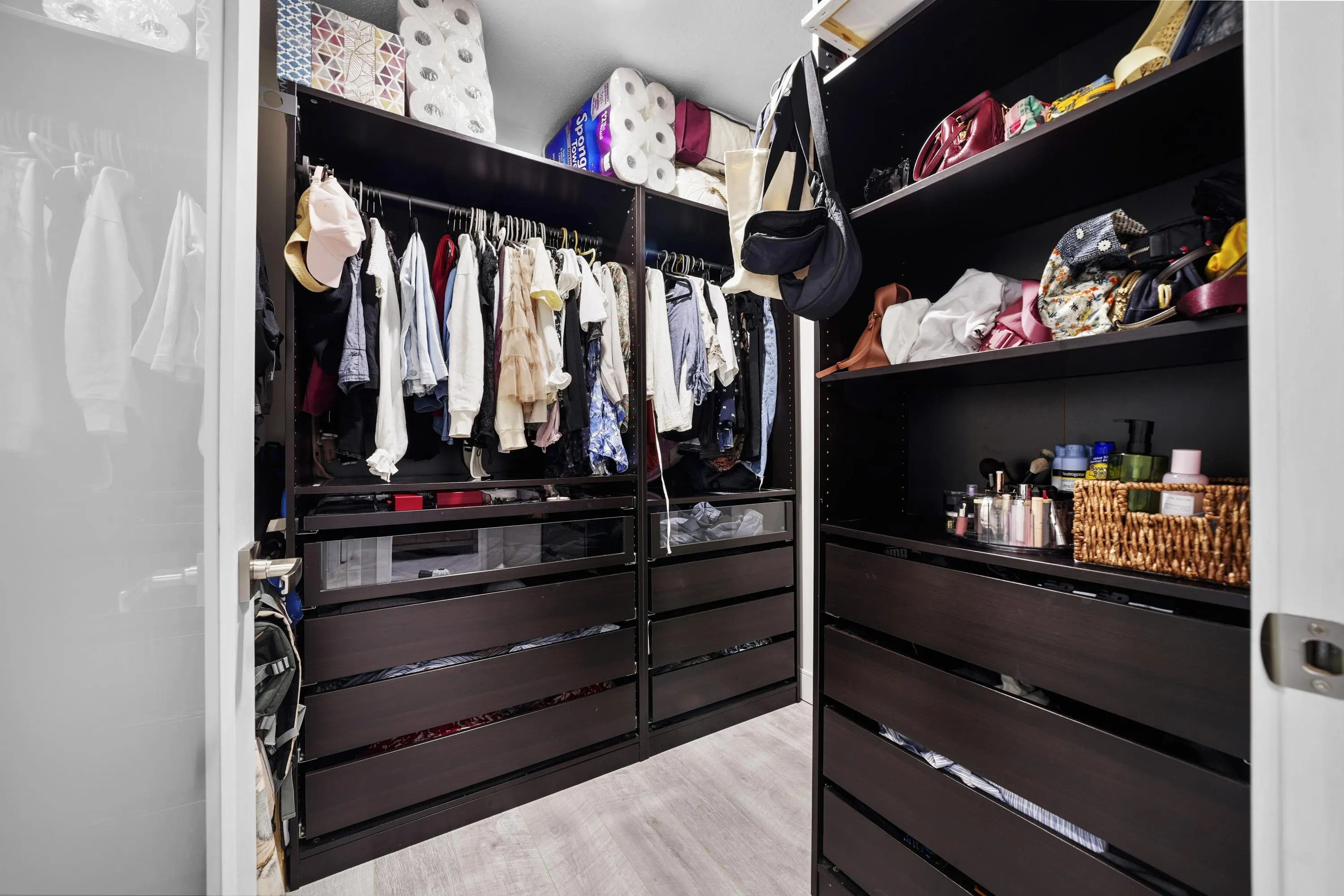 2507 689 Abbott Street