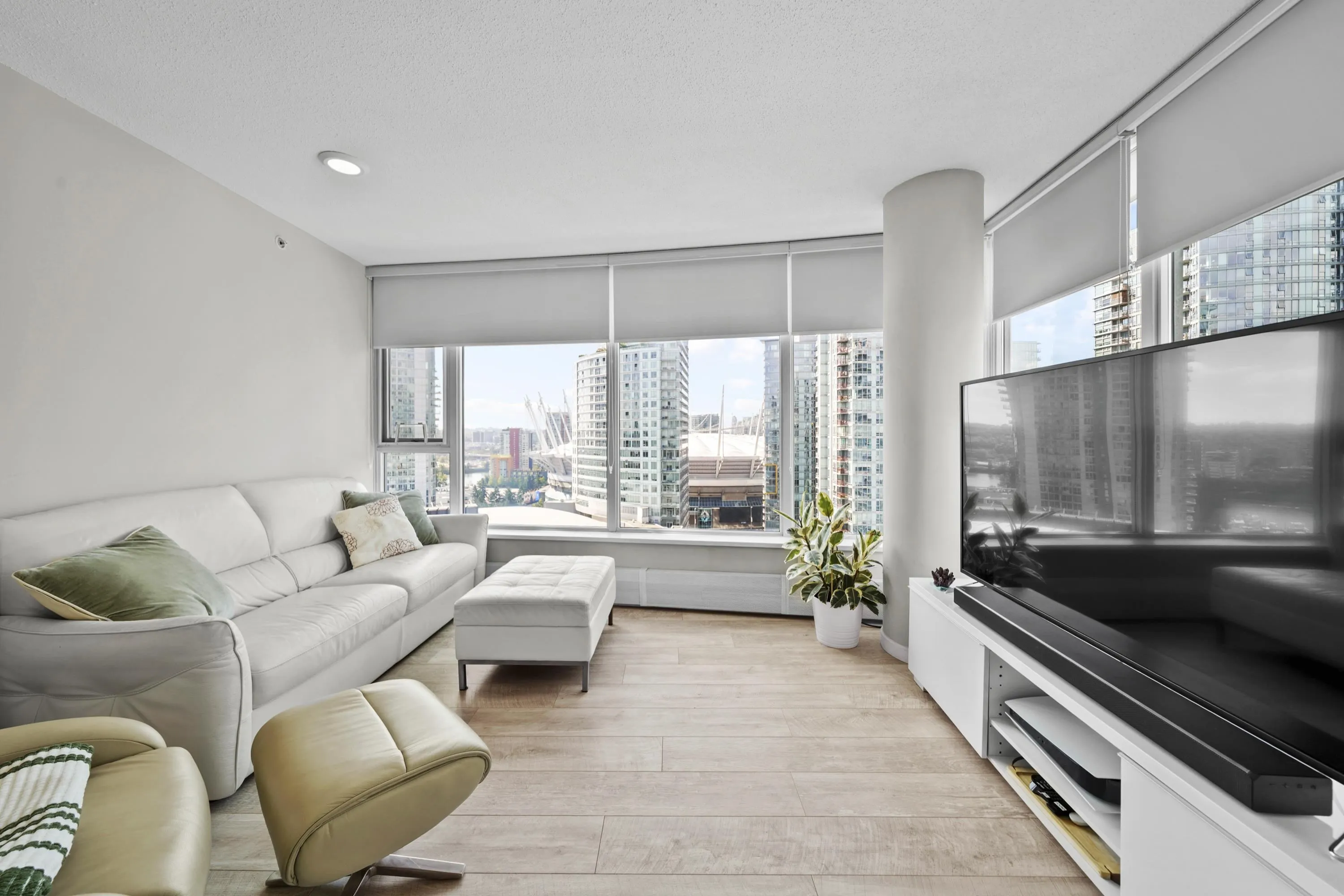 2507 689 Abbott Street