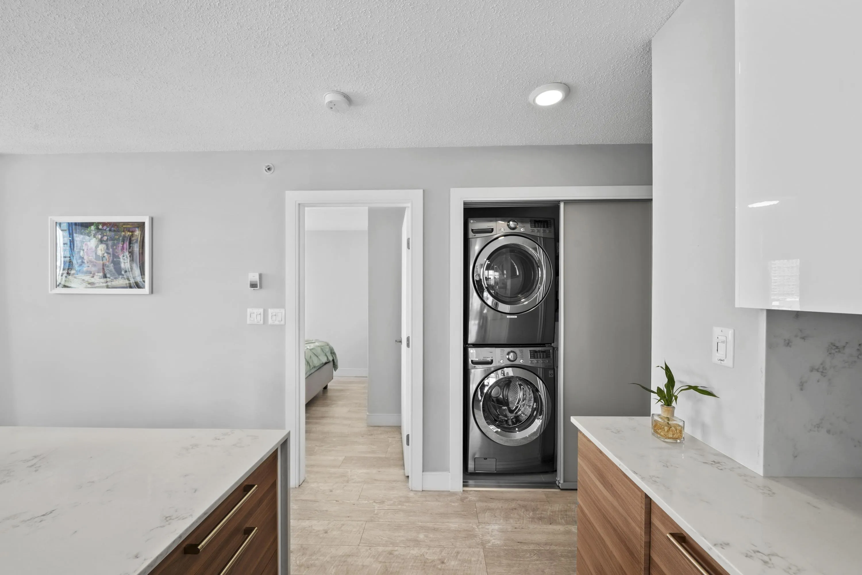 2507 689 Abbott Street