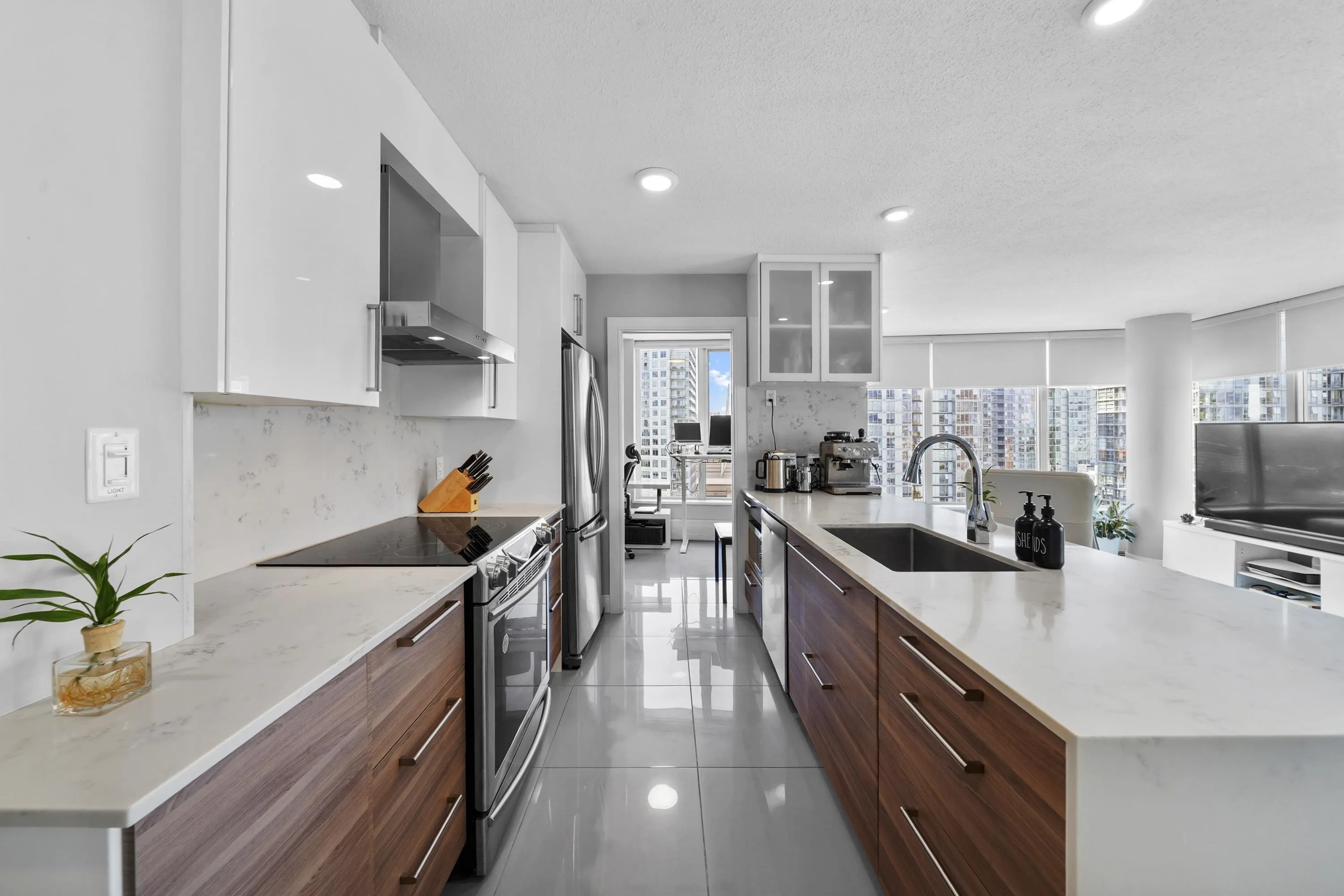 2507 689 Abbott Street