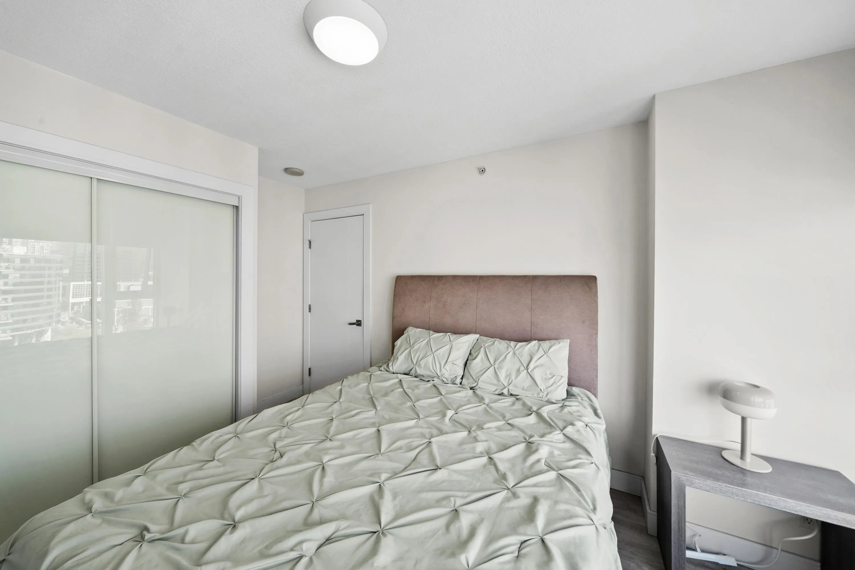 2507 689 Abbott Street