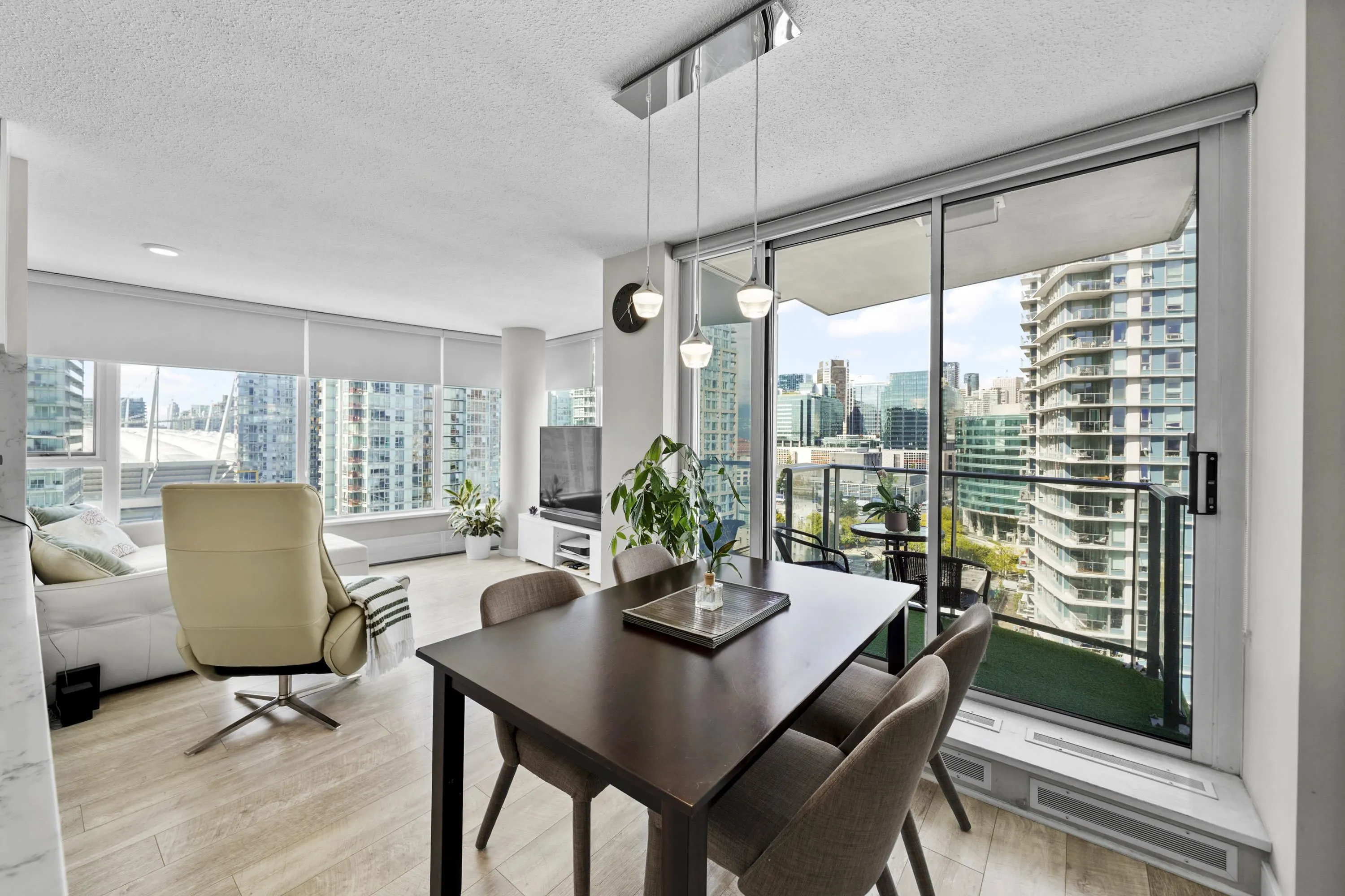 2507 689 Abbott Street