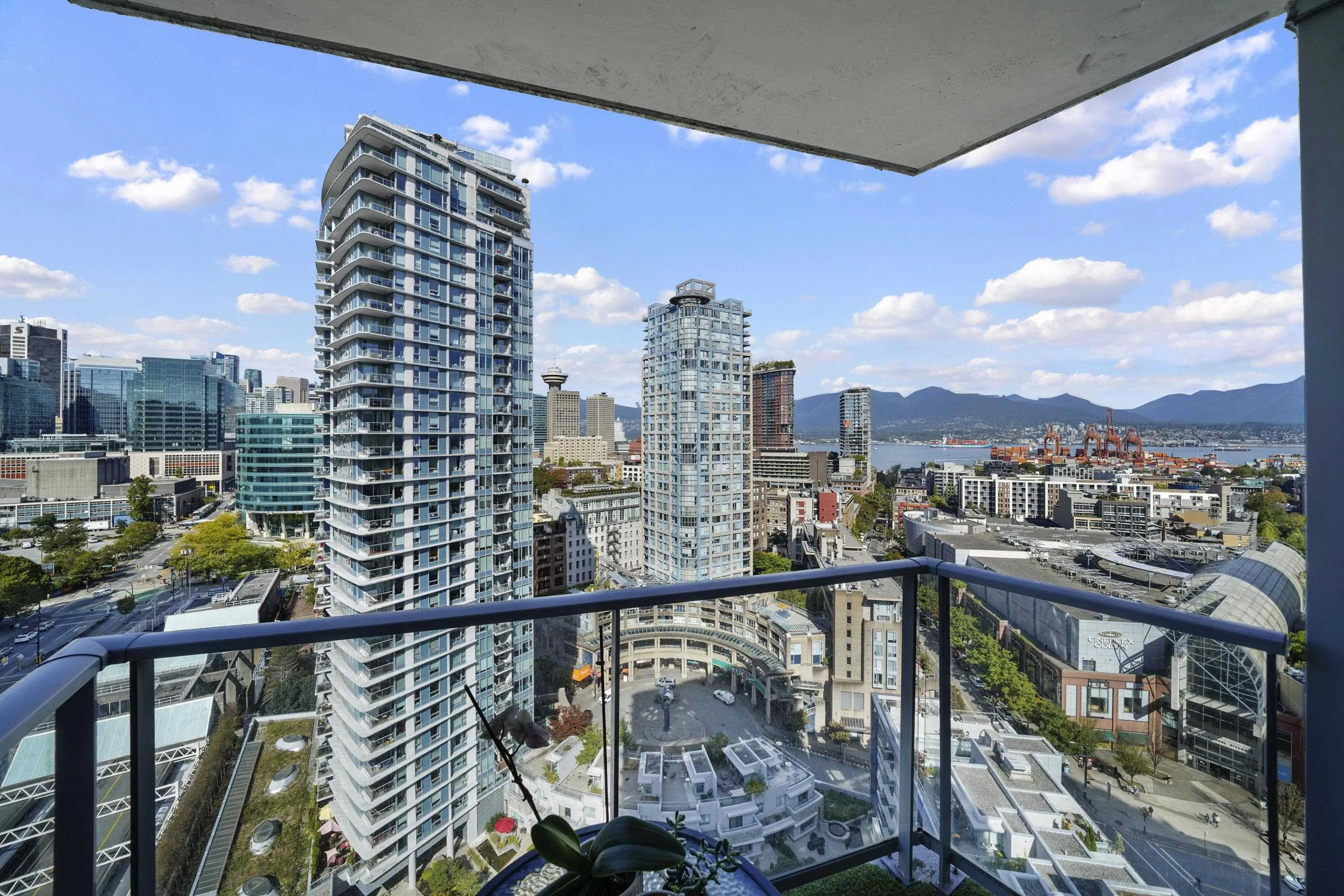 2507 689 Abbott Street