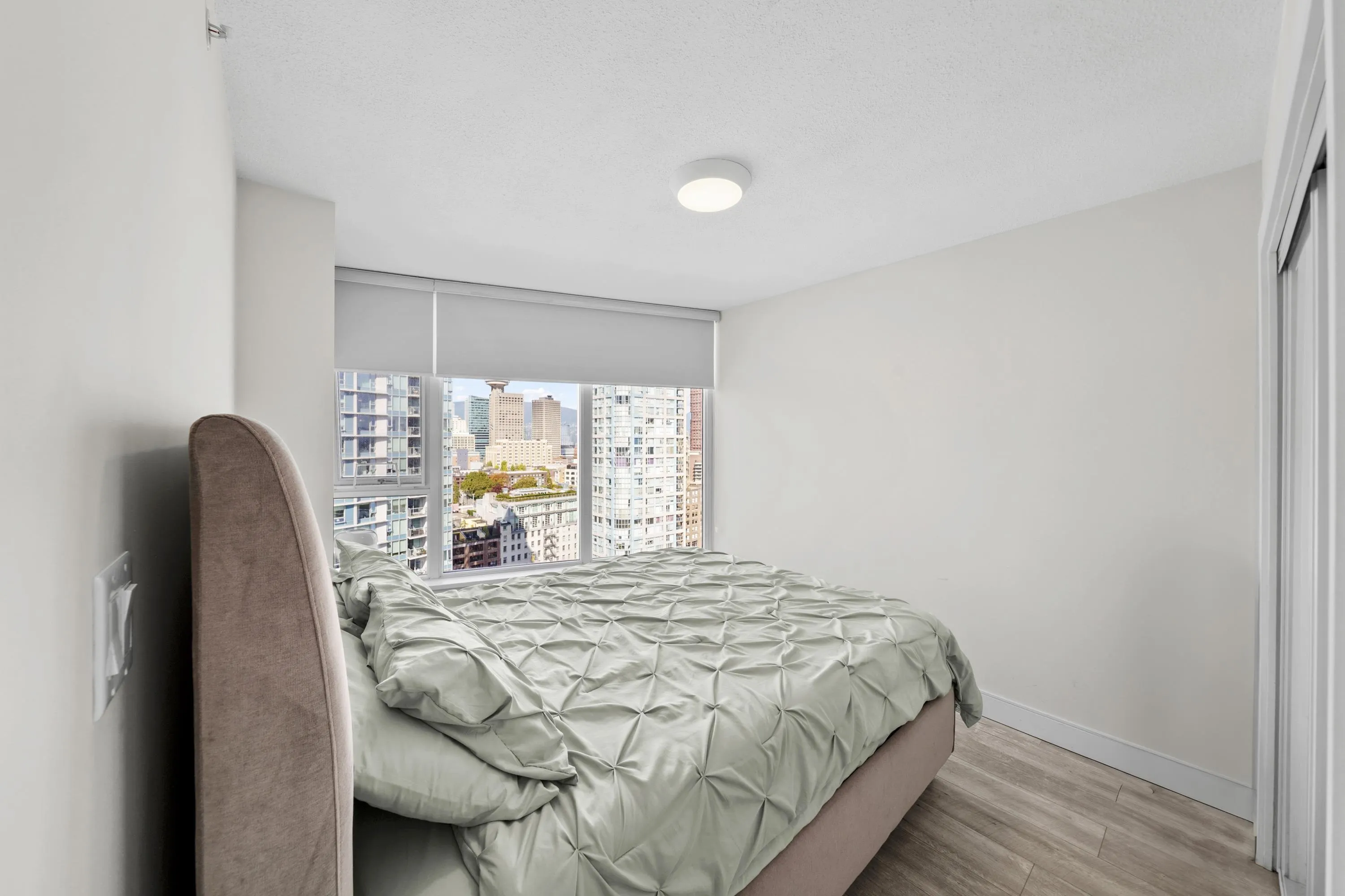 2507 689 Abbott Street