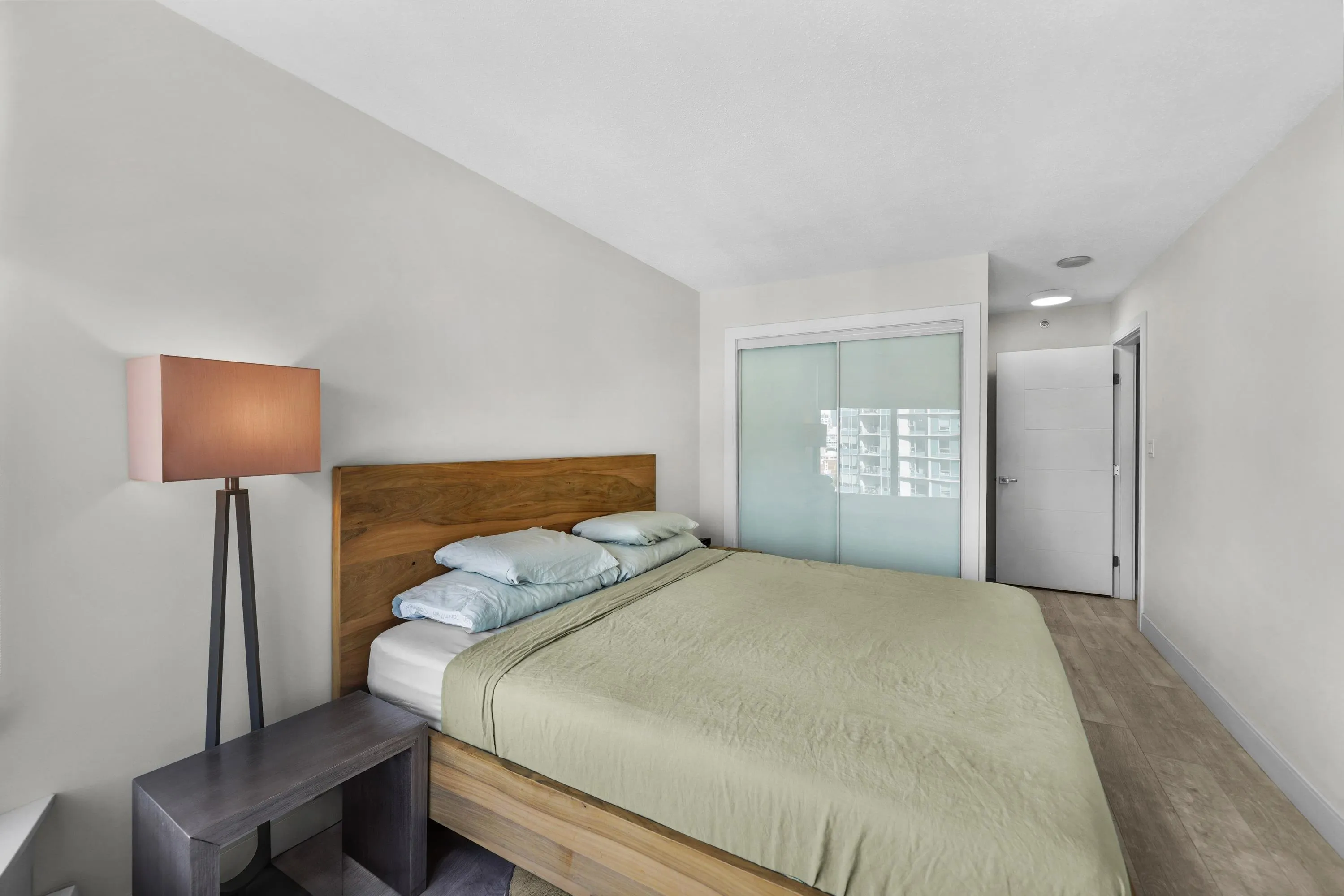 2507 689 Abbott Street