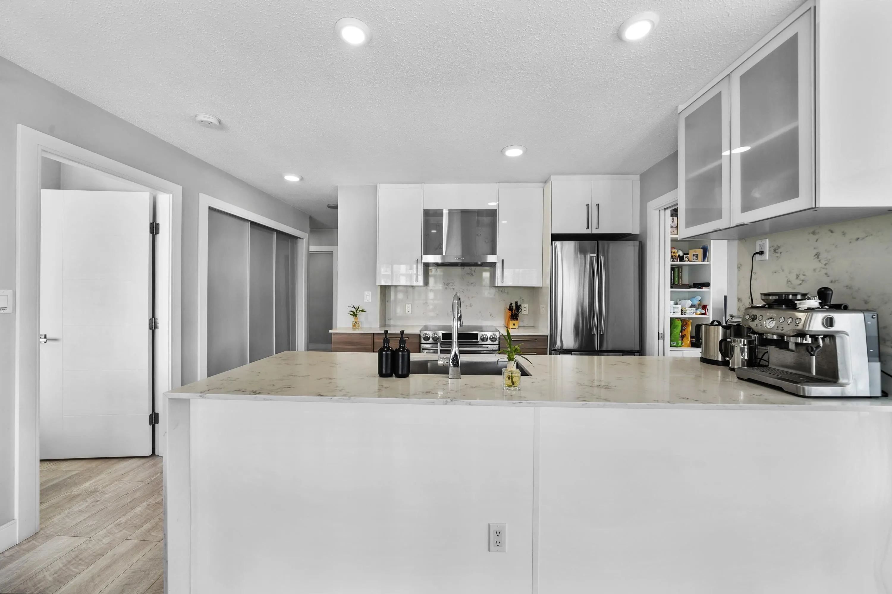 2507 689 Abbott Street