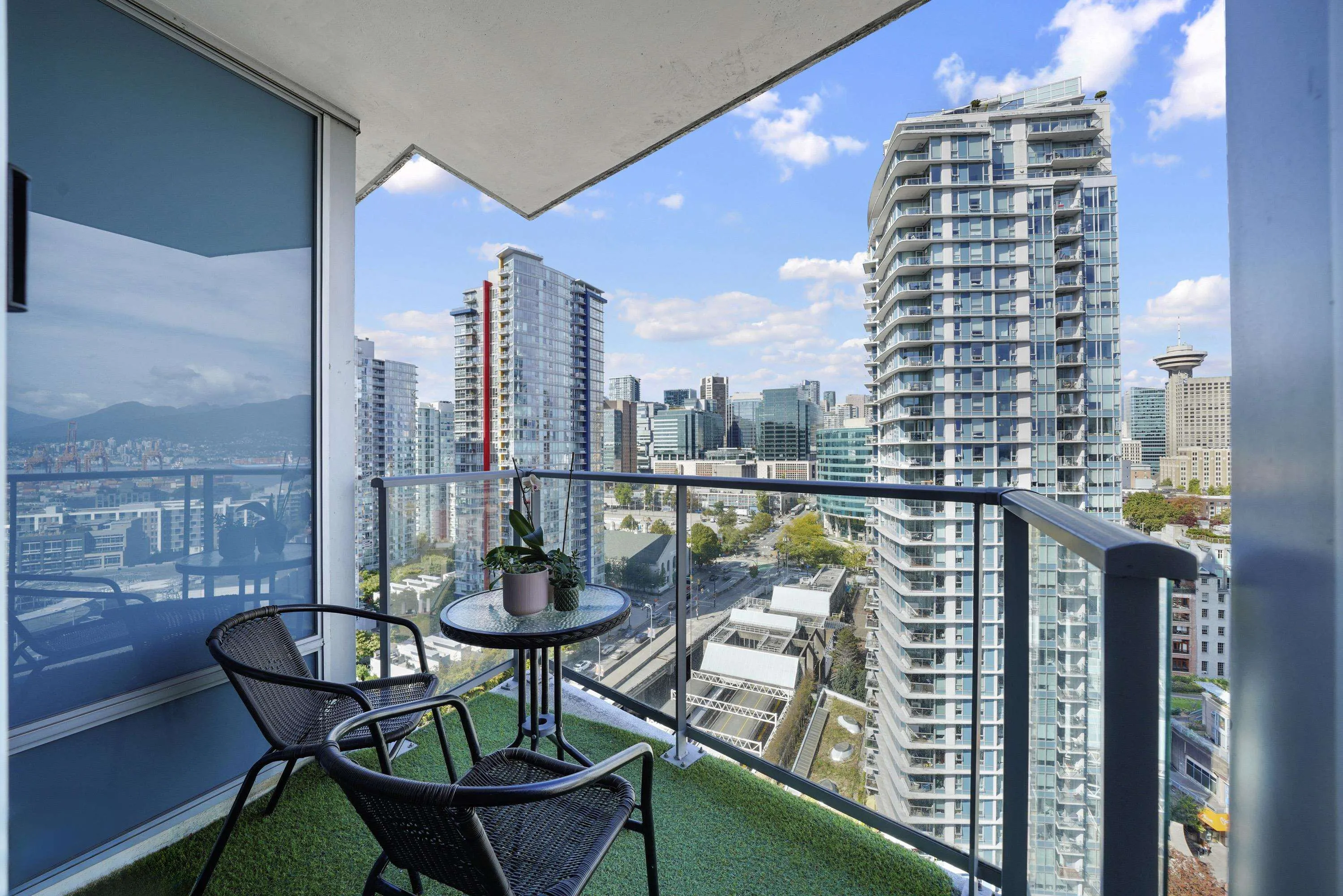 2507 689 Abbott Street