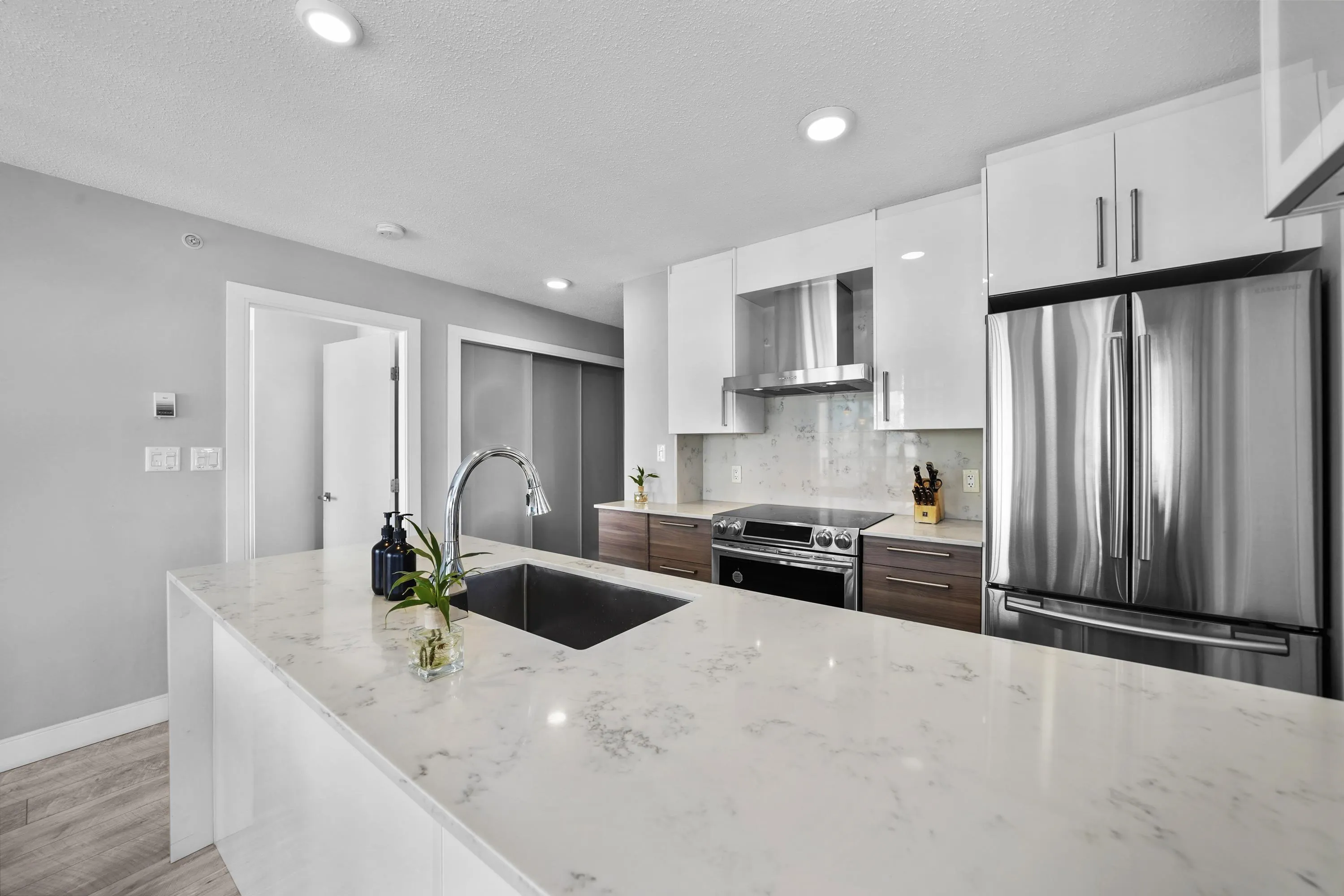 2507 689 Abbott Street