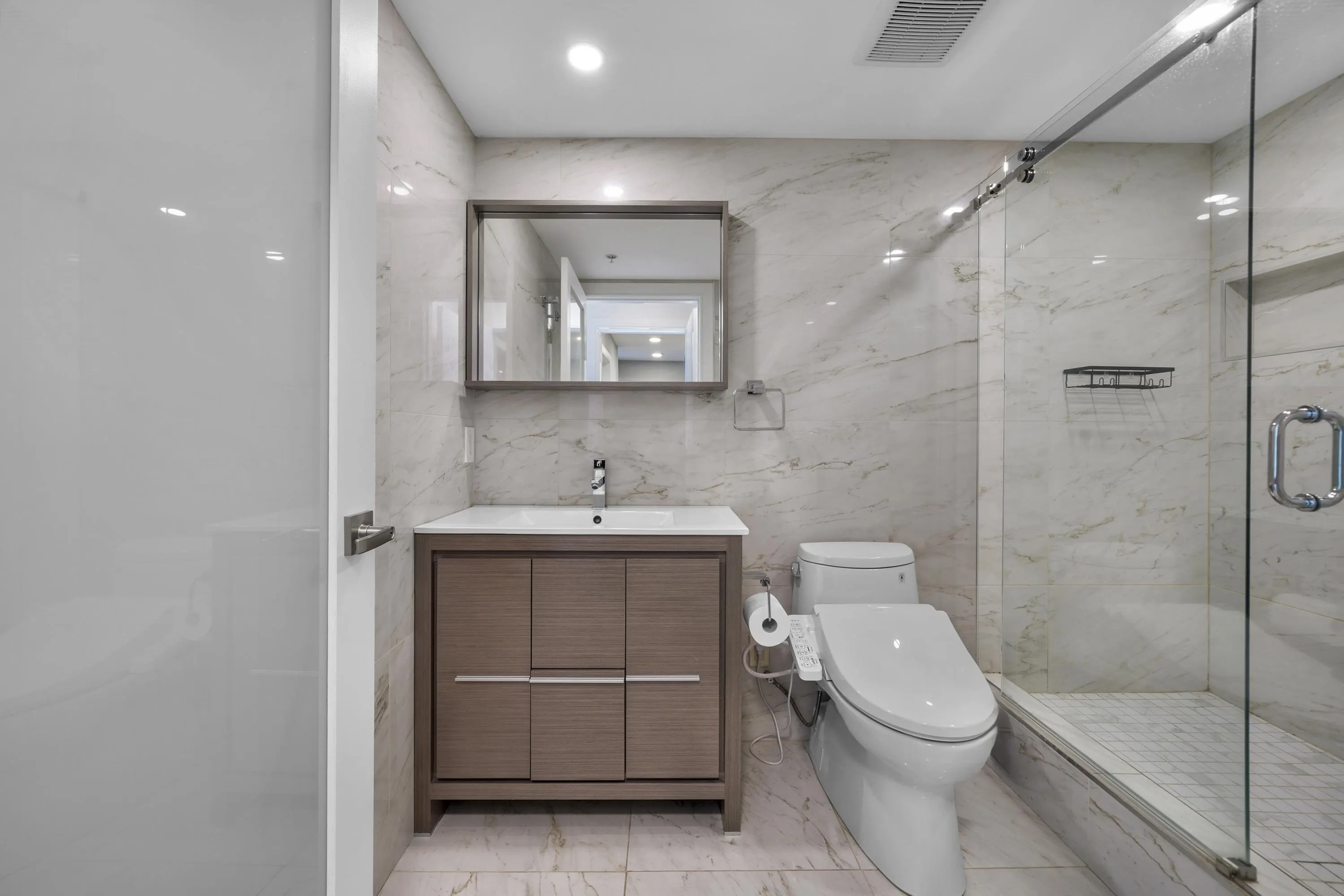 2507 689 Abbott Street