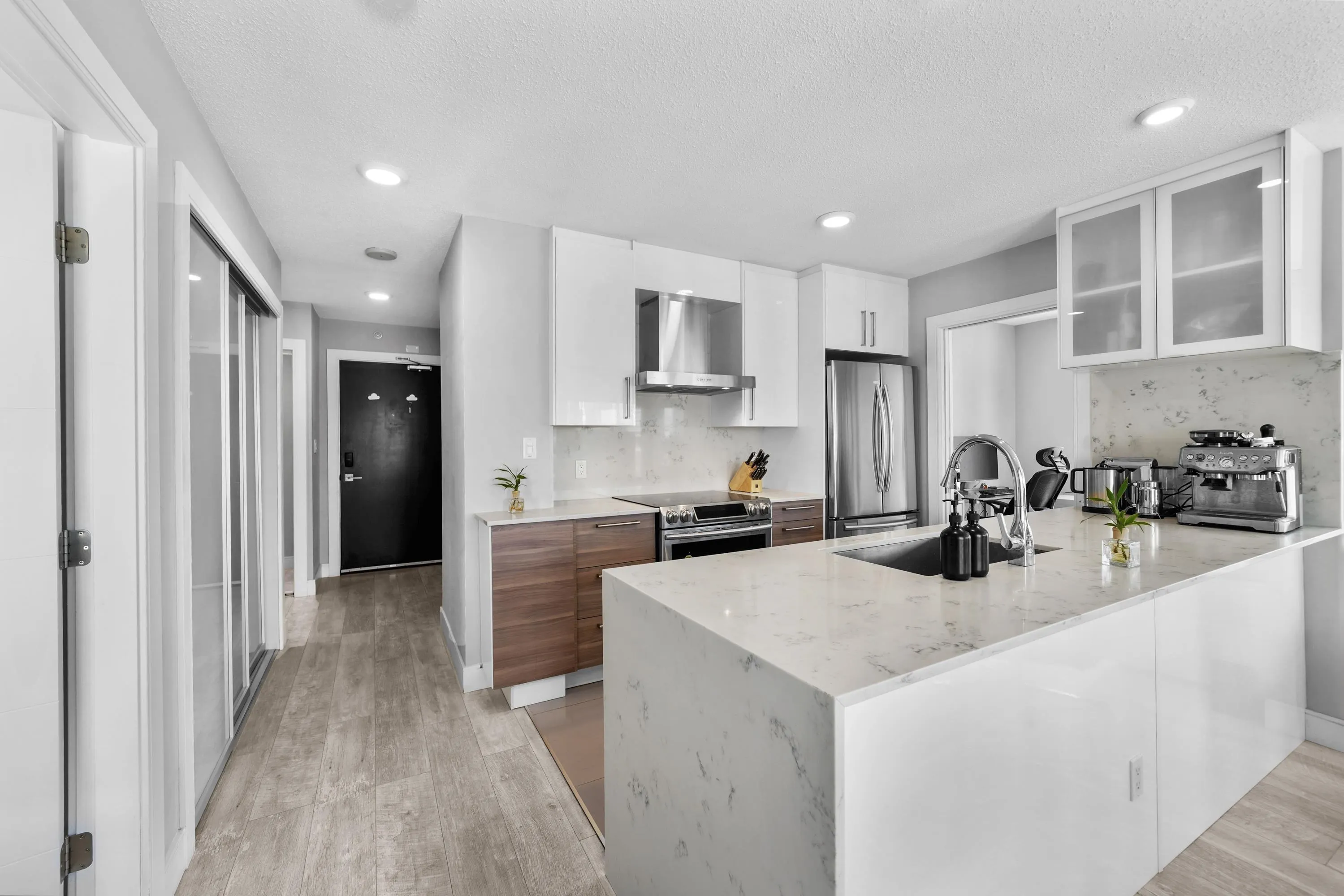 2507 689 Abbott Street