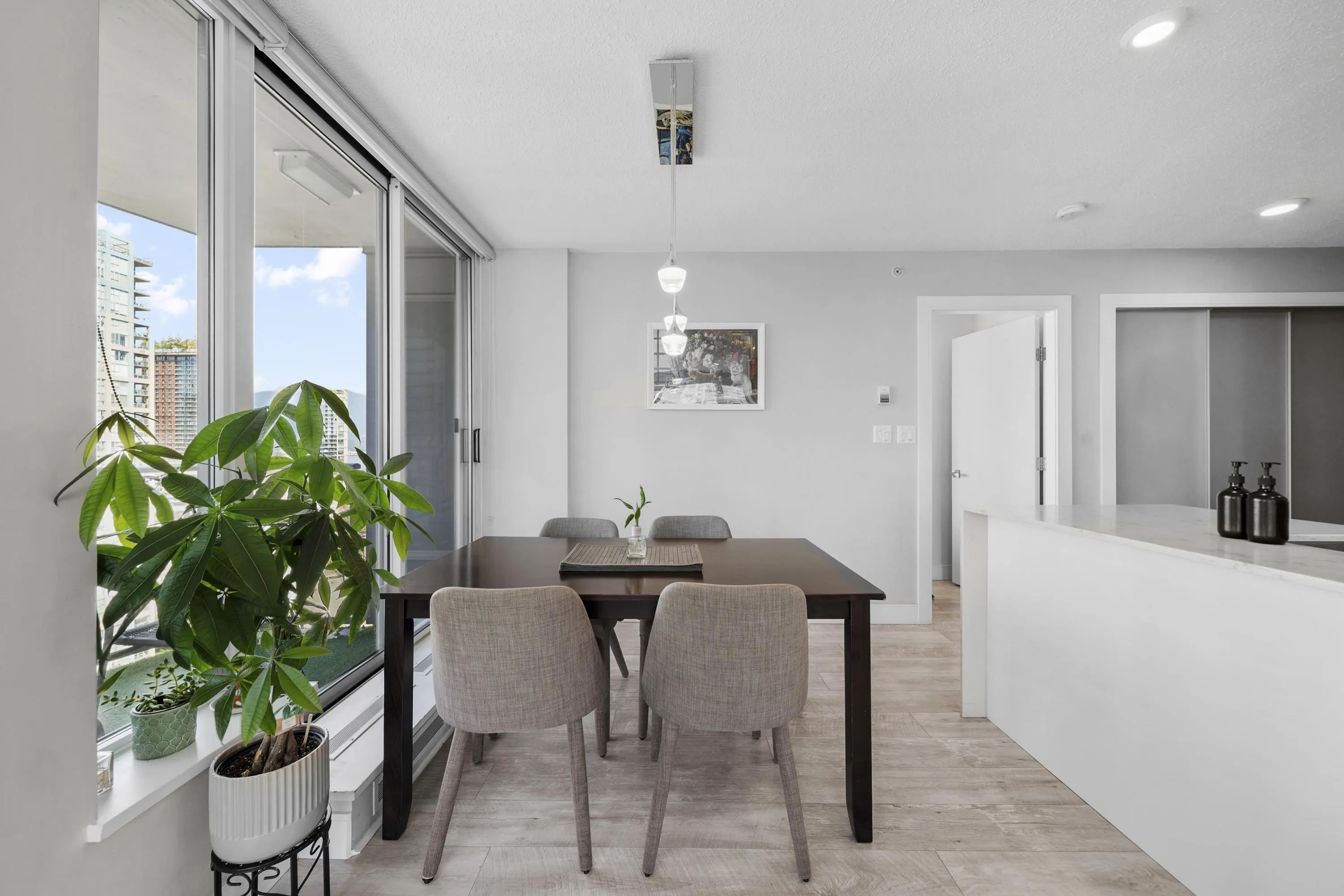 2507 689 Abbott Street