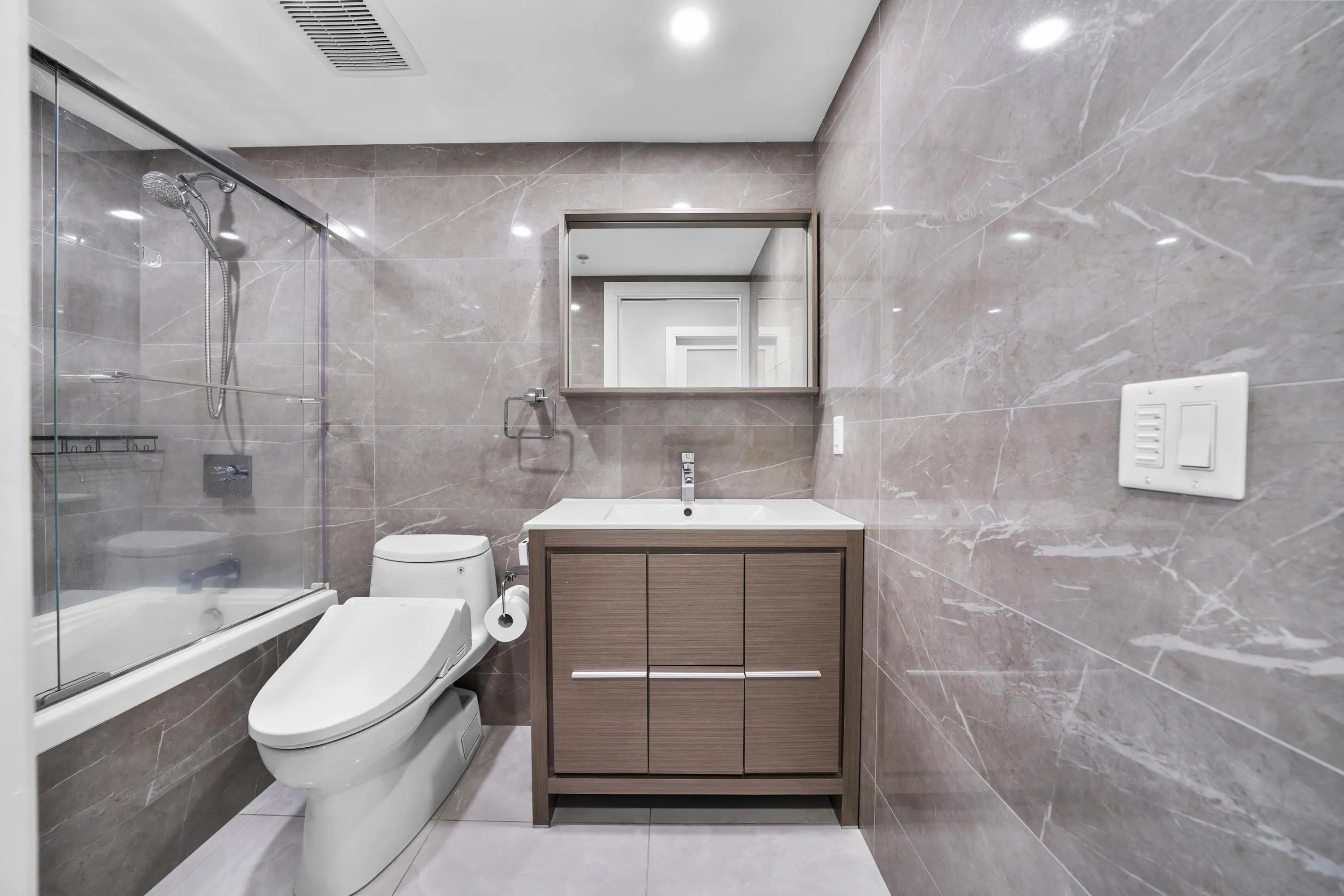 2507 689 Abbott Street