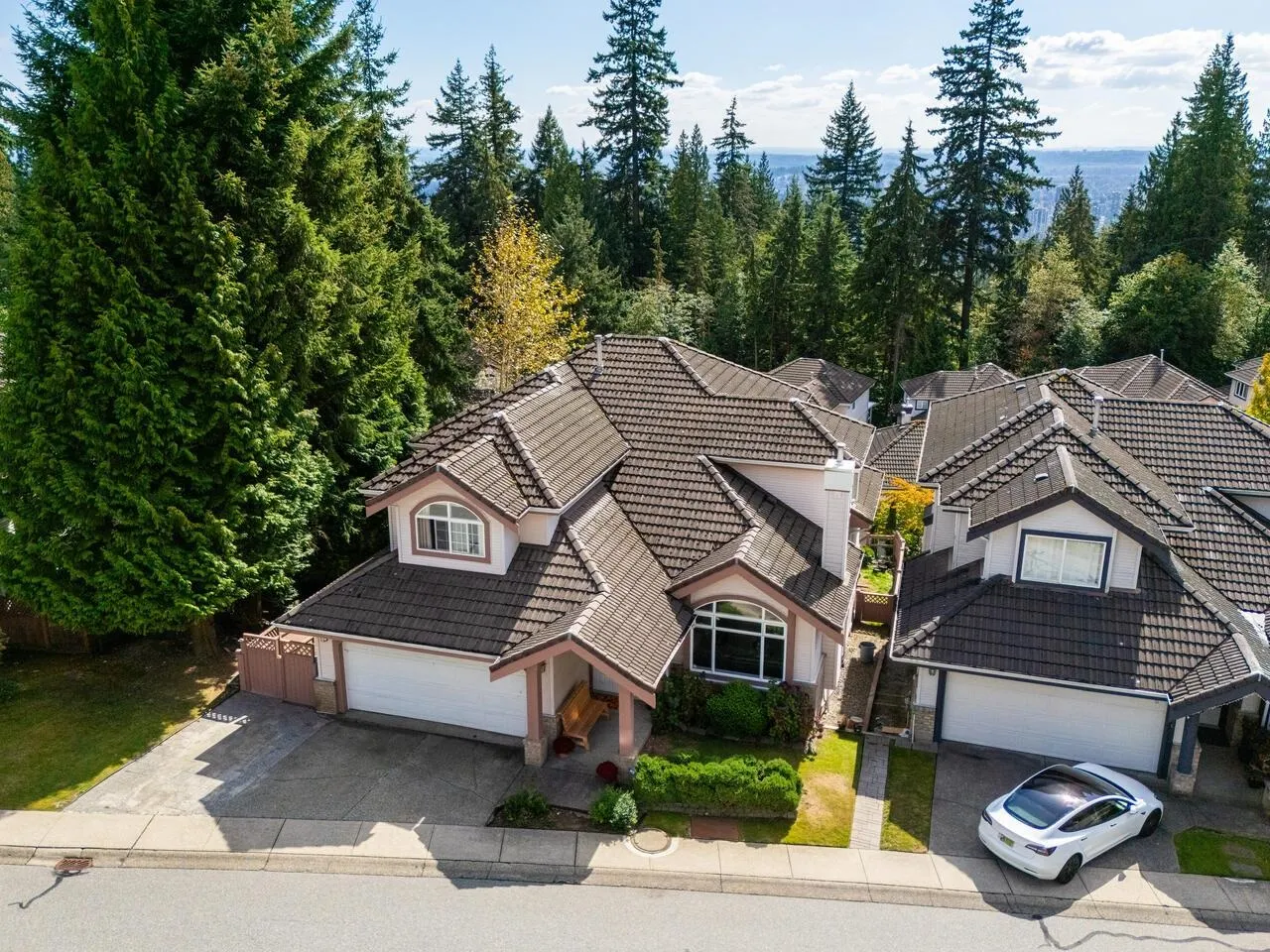 1668 Plateau Crescent