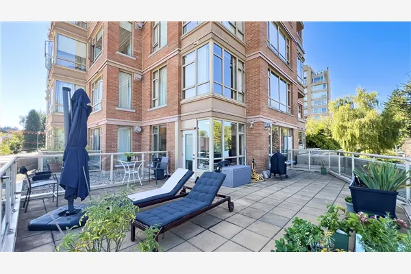 202 2580 Tolmie Street