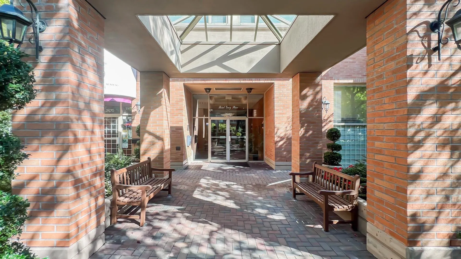 202 2580 Tolmie Street