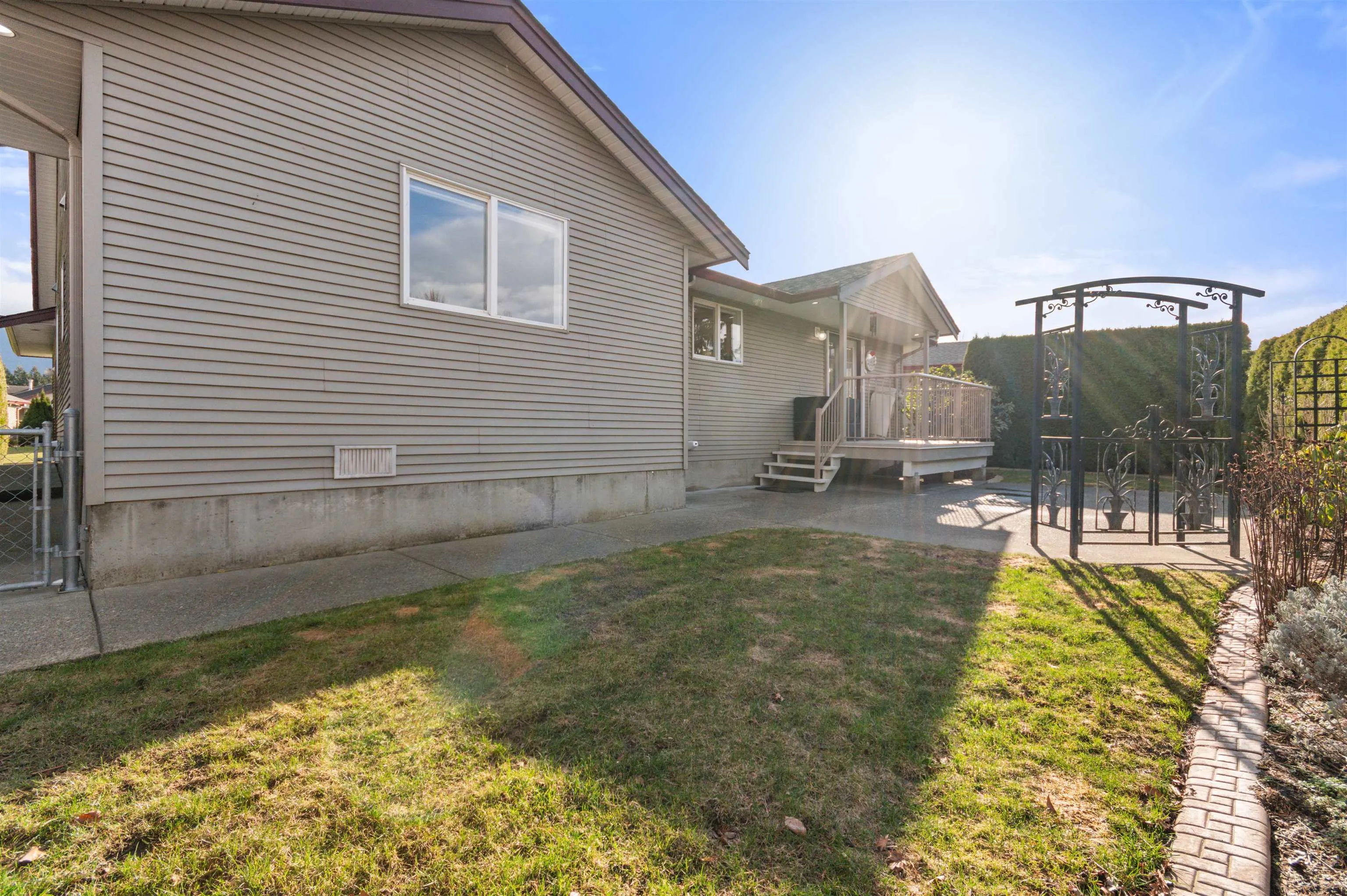 16 7330 Elm Road