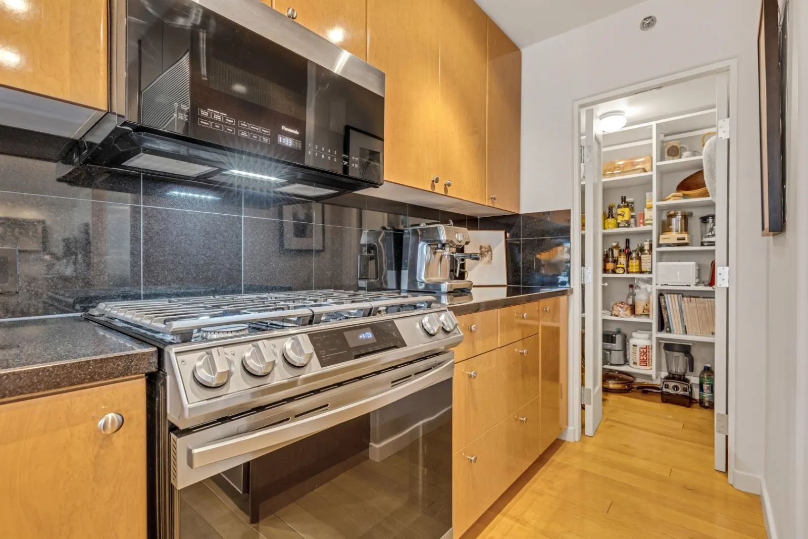 1404 819 Hamilton Street