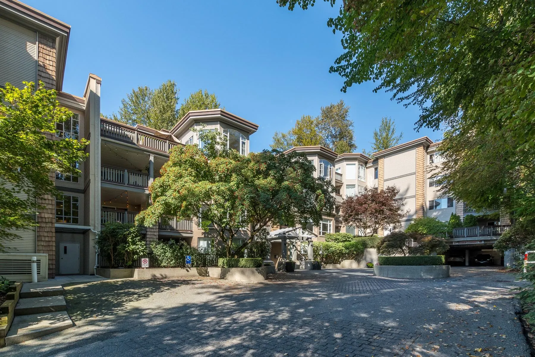 212 22233 River Road