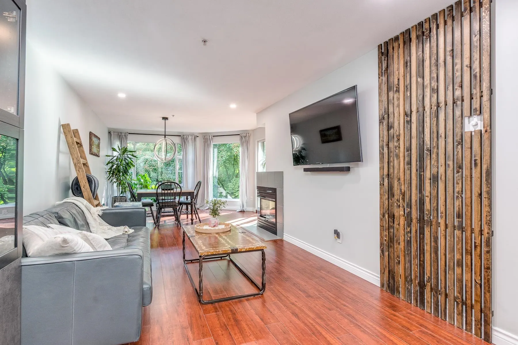 212 22233 River Road