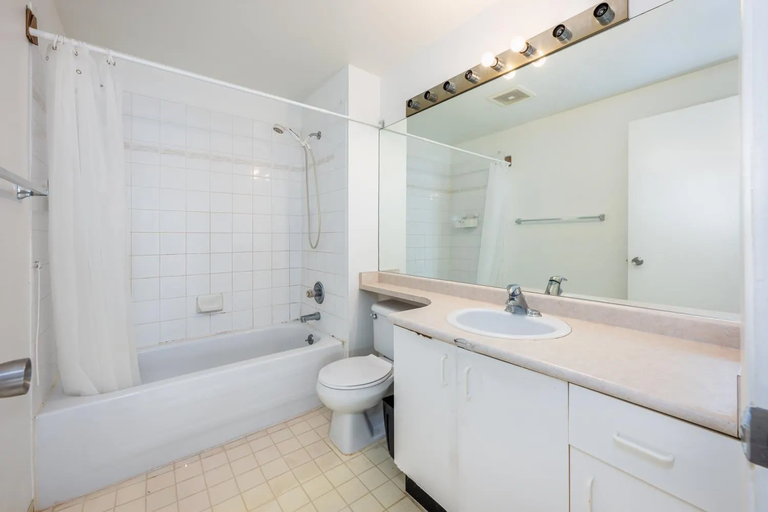 808 8871 Lansdowne Road