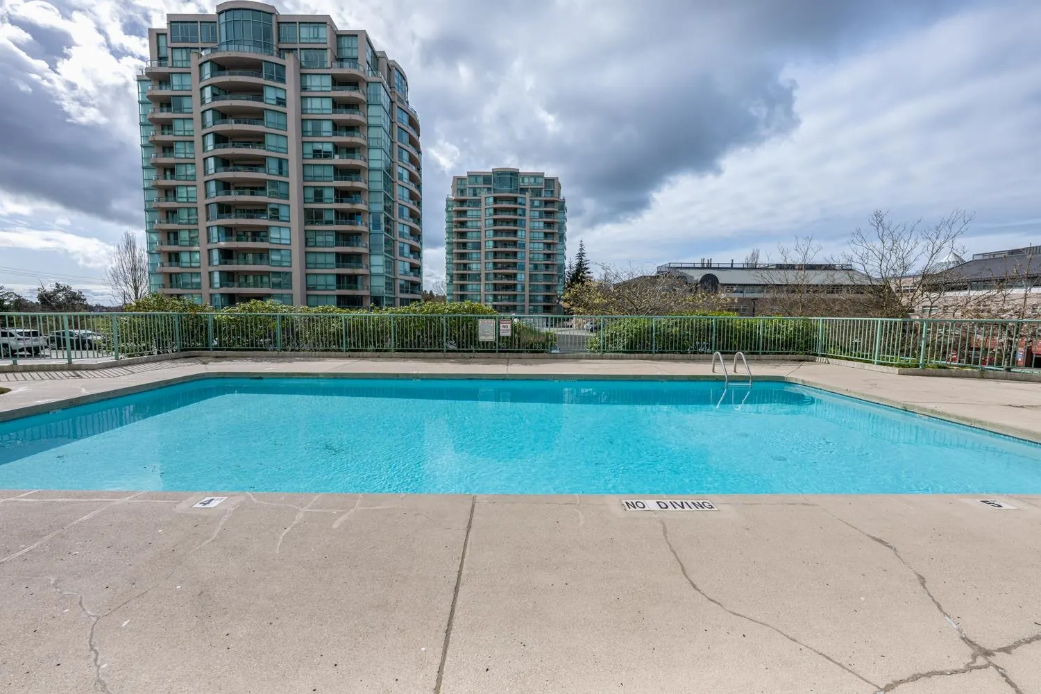 808 8871 Lansdowne Road