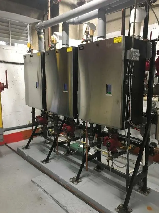 410 1975 Pendrell Street