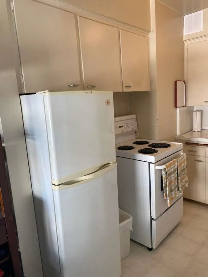 410 1975 Pendrell Street