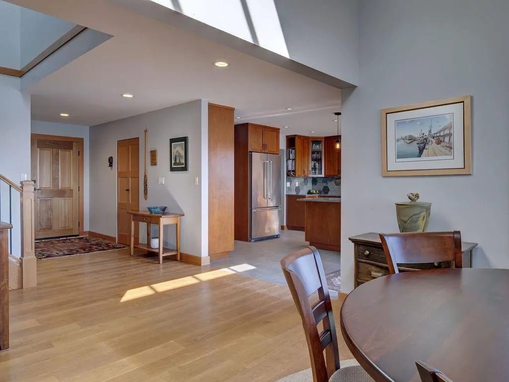 264 Arbutus Reach