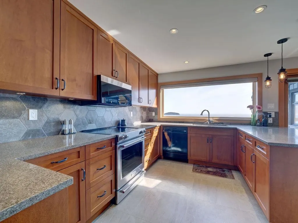 264 Arbutus Reach