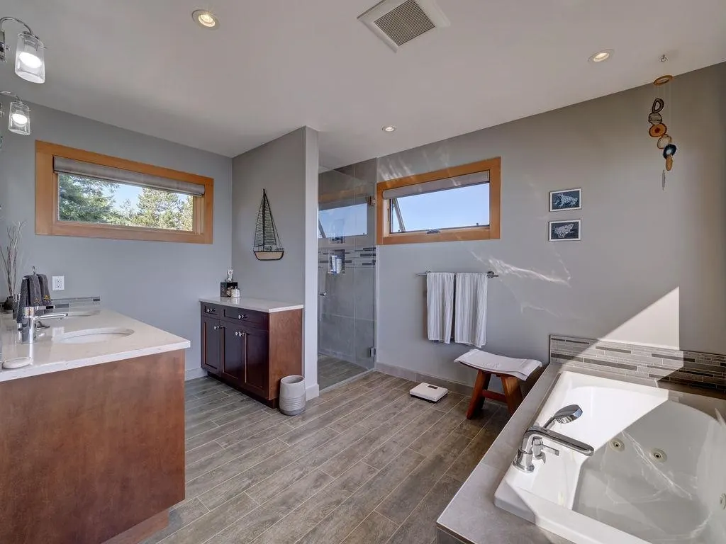 264 Arbutus Reach