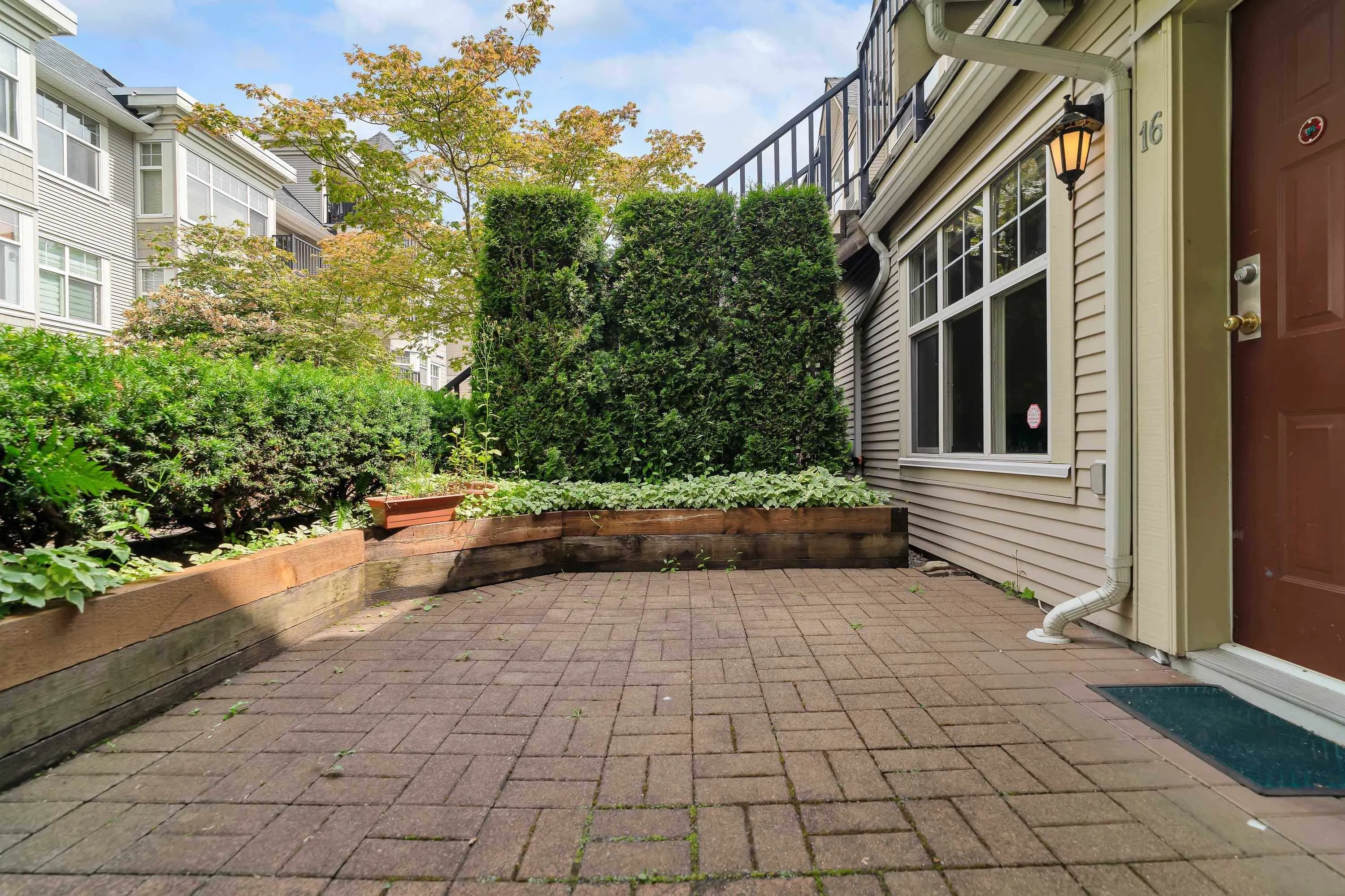 16 7071 Edmonds Street