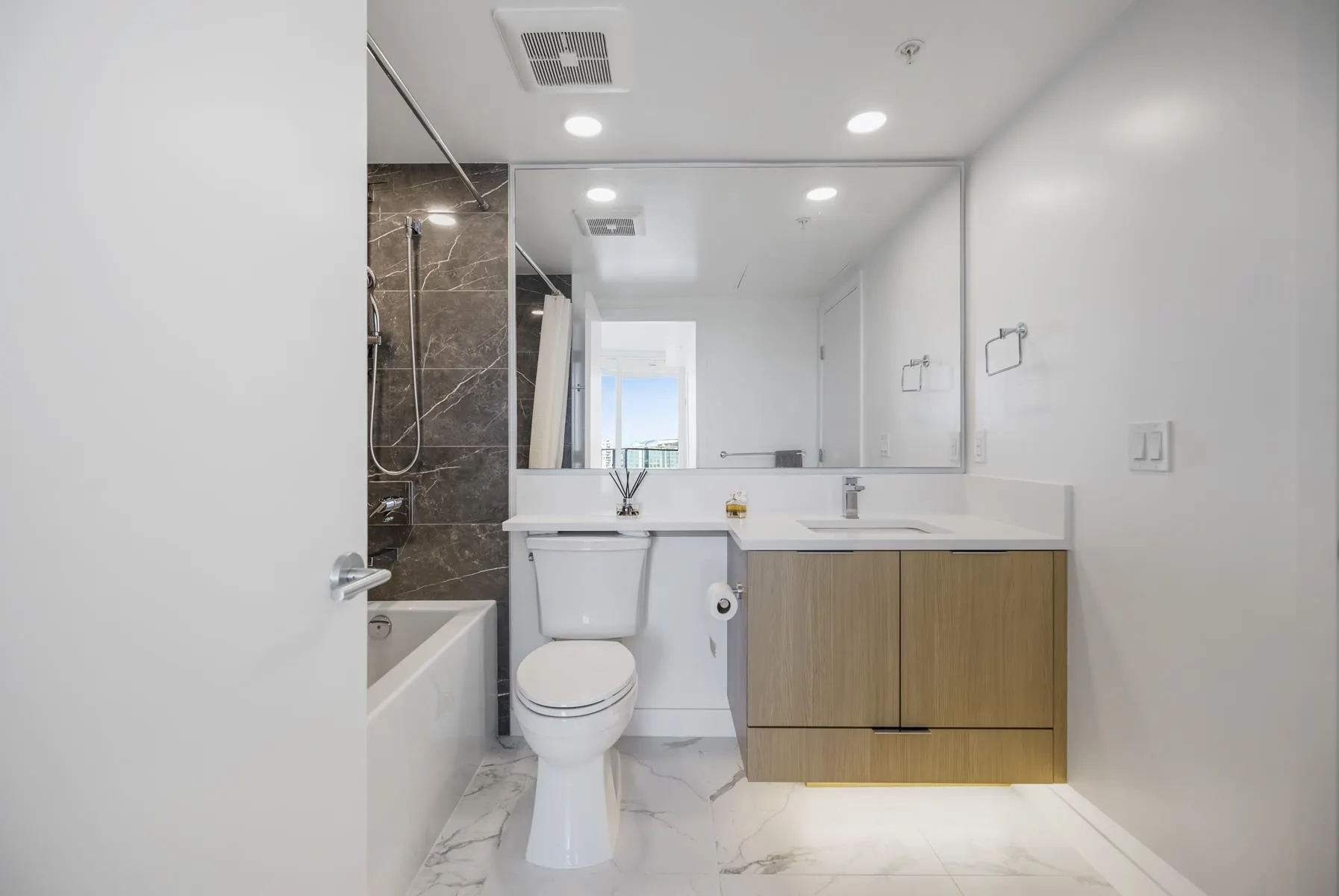 2602 7683 Park Crescent
