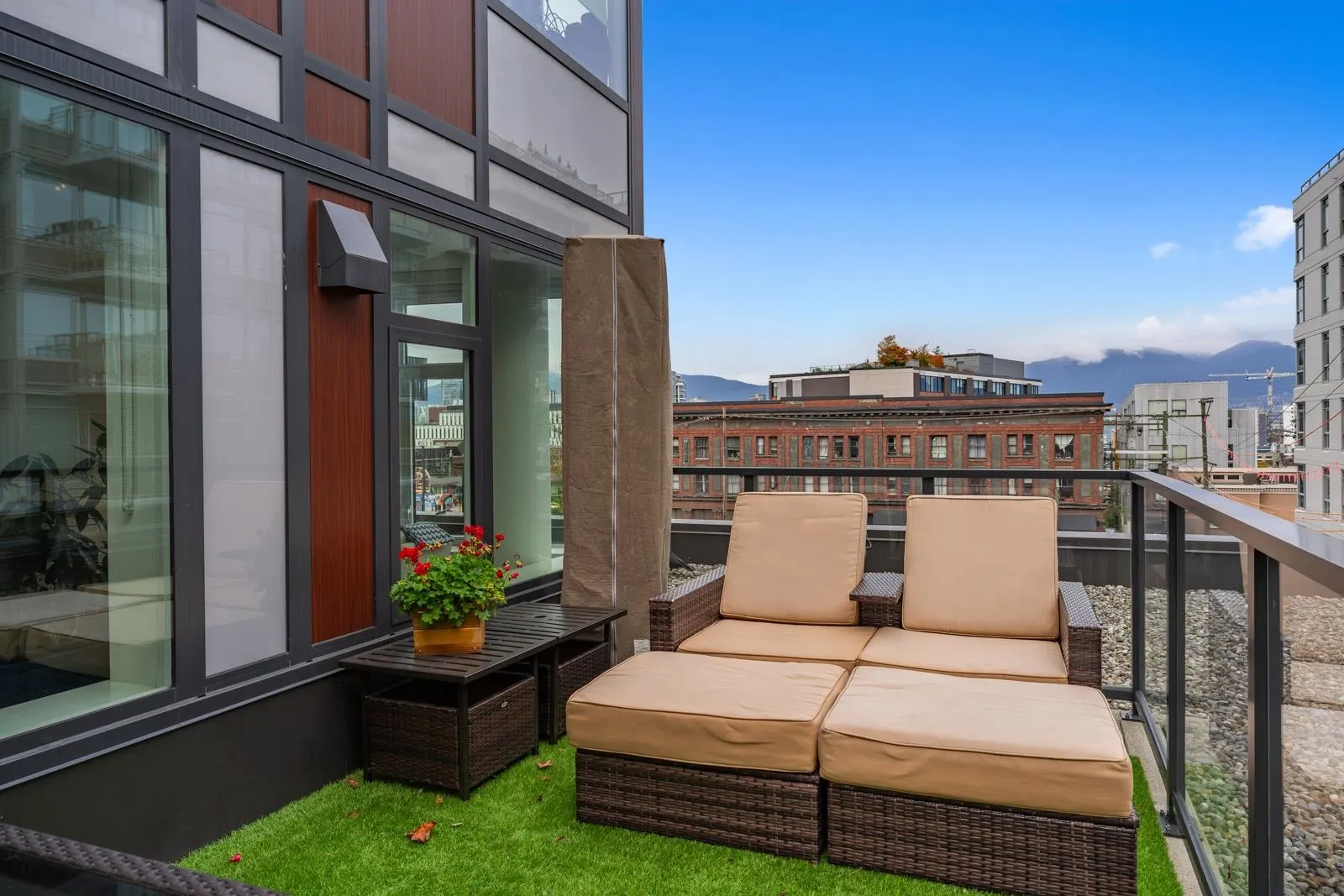 306 209 E 7th Avenue