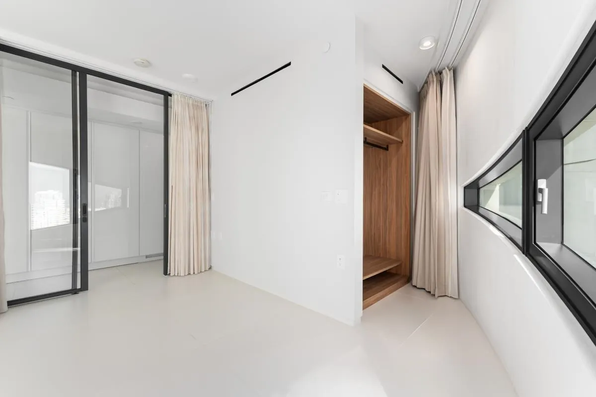 2708 1033 Nelson Street