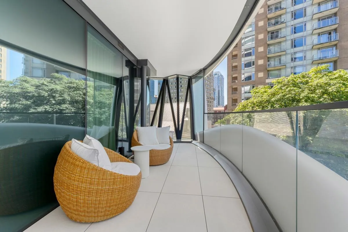 2708 1033 Nelson Street