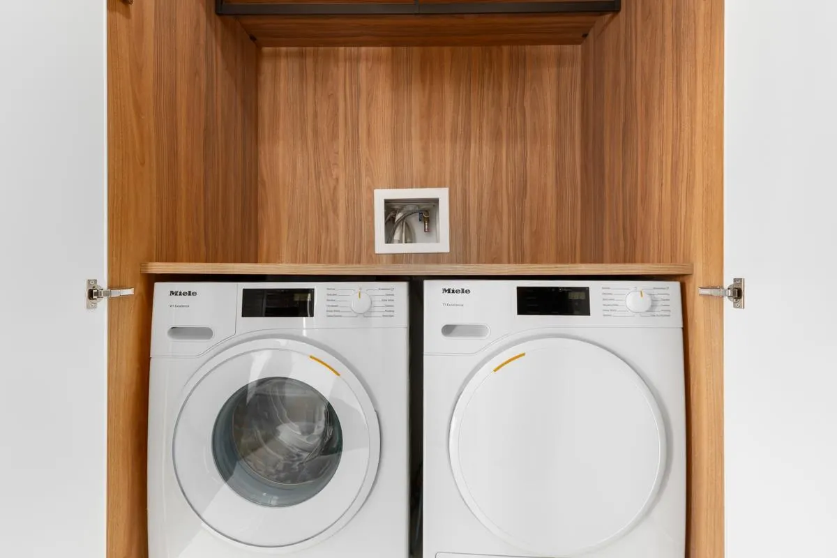 2708 1033 Nelson Street