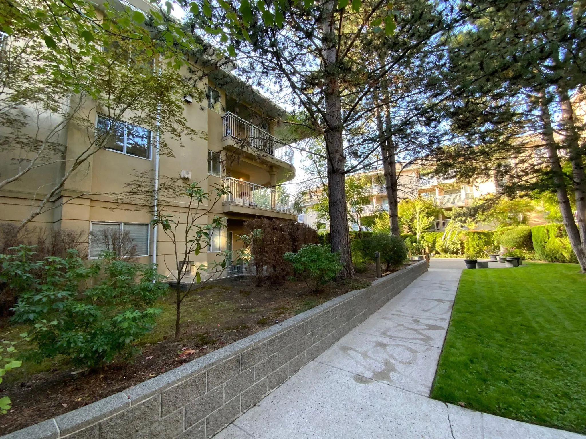 213 13727 74 Avenue