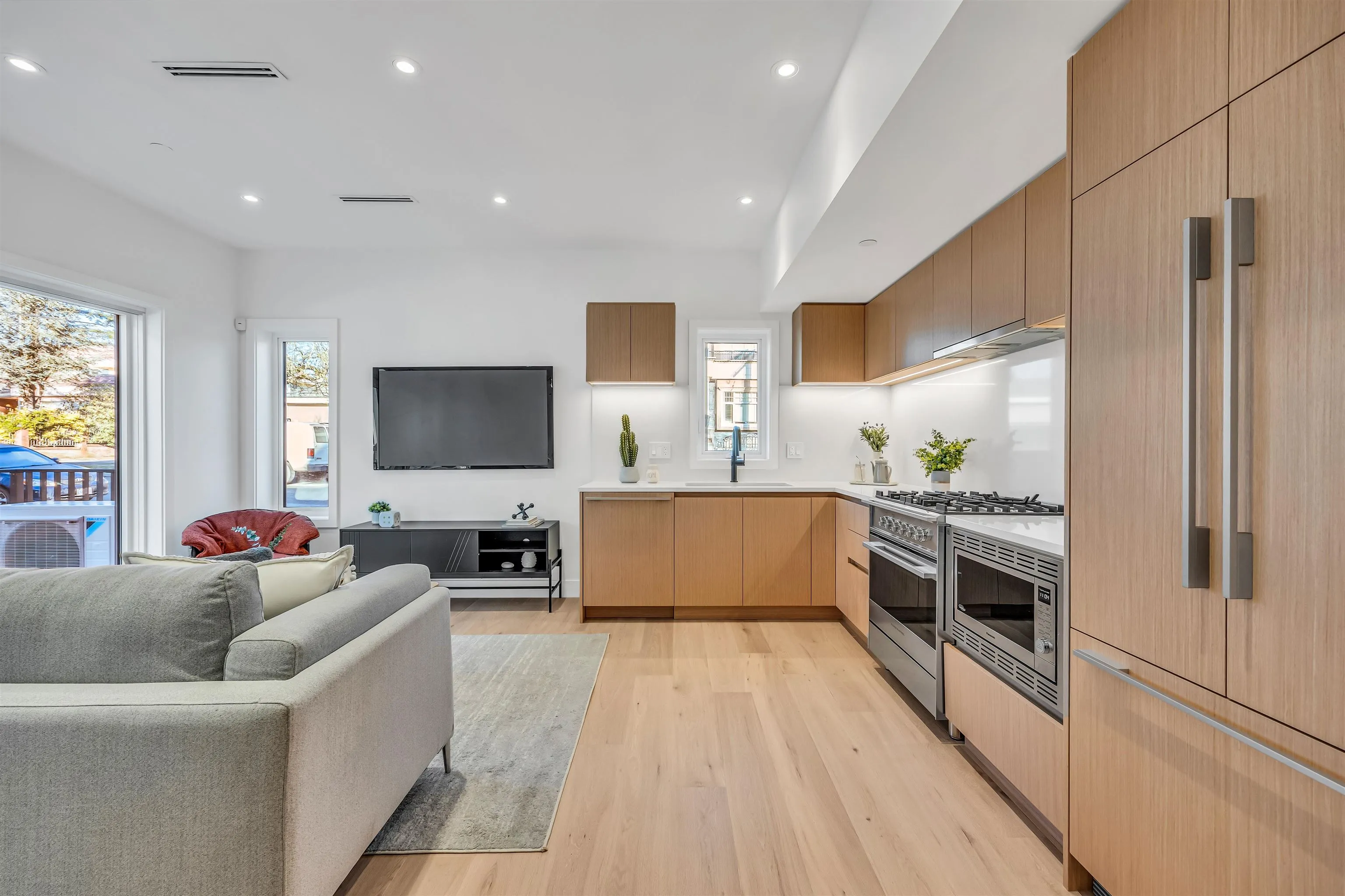 1008 W 52nd Avenue