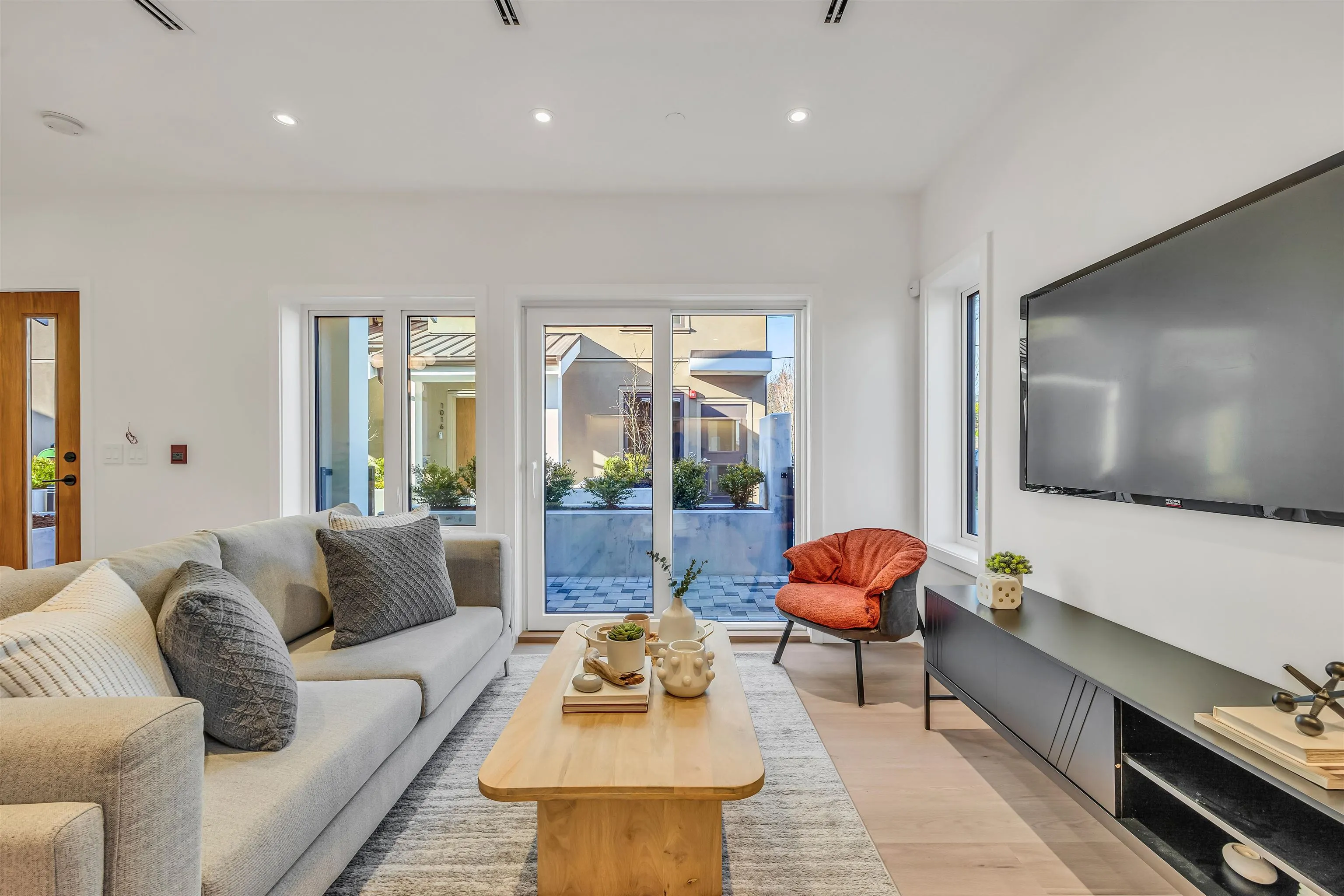 1008 W 52nd Avenue