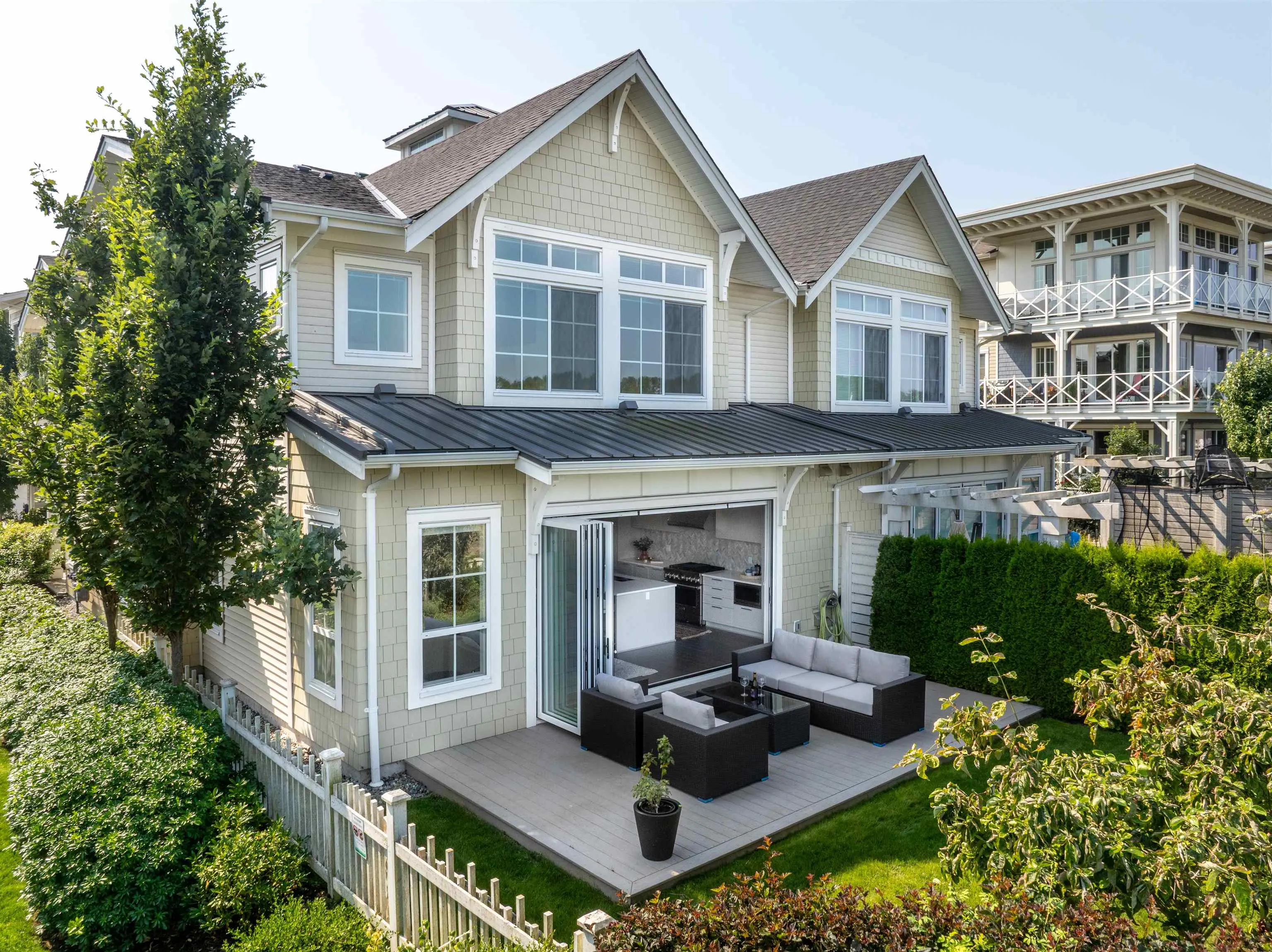2 5551 Admiral Way