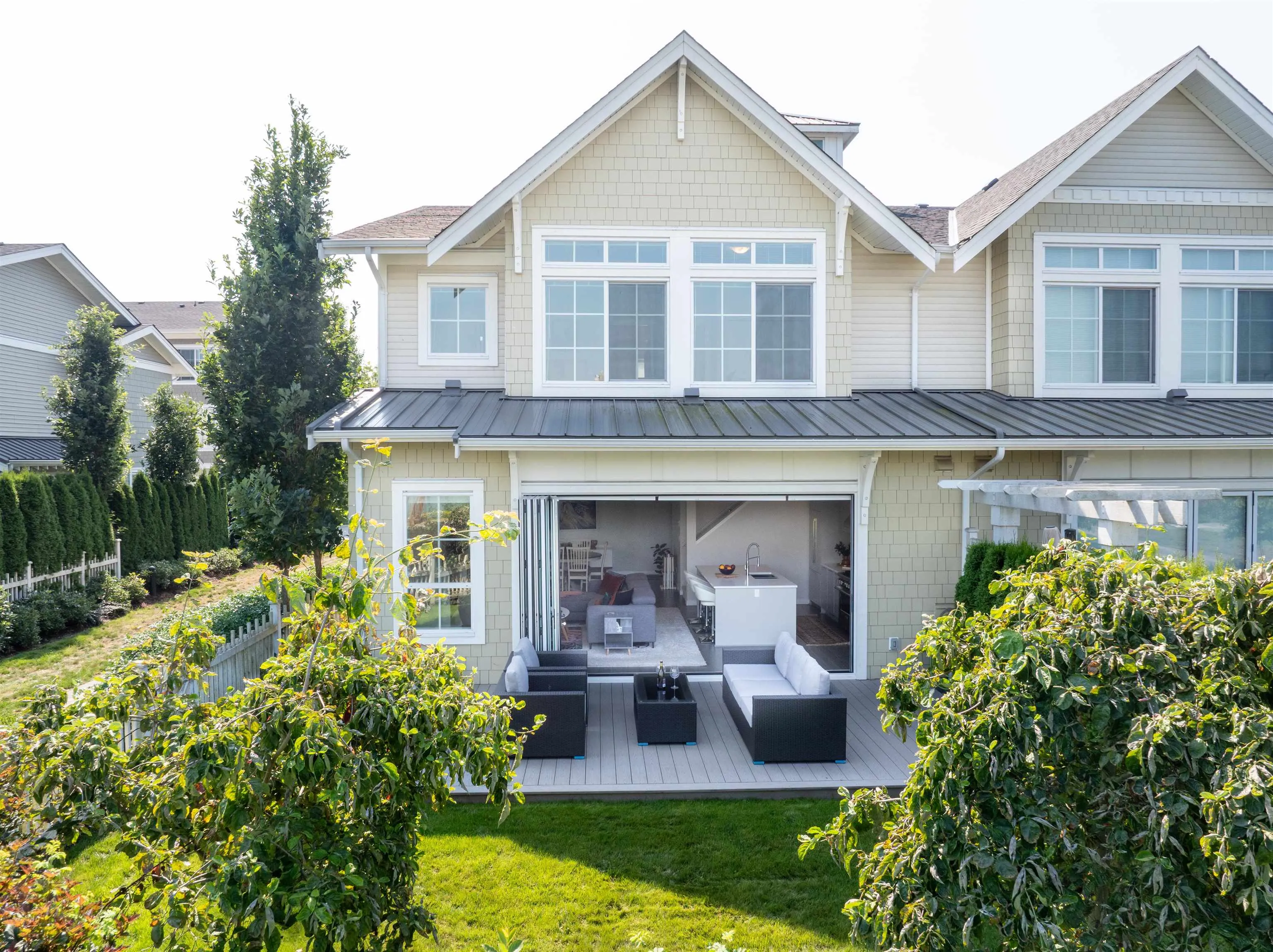 2 5551 Admiral Way