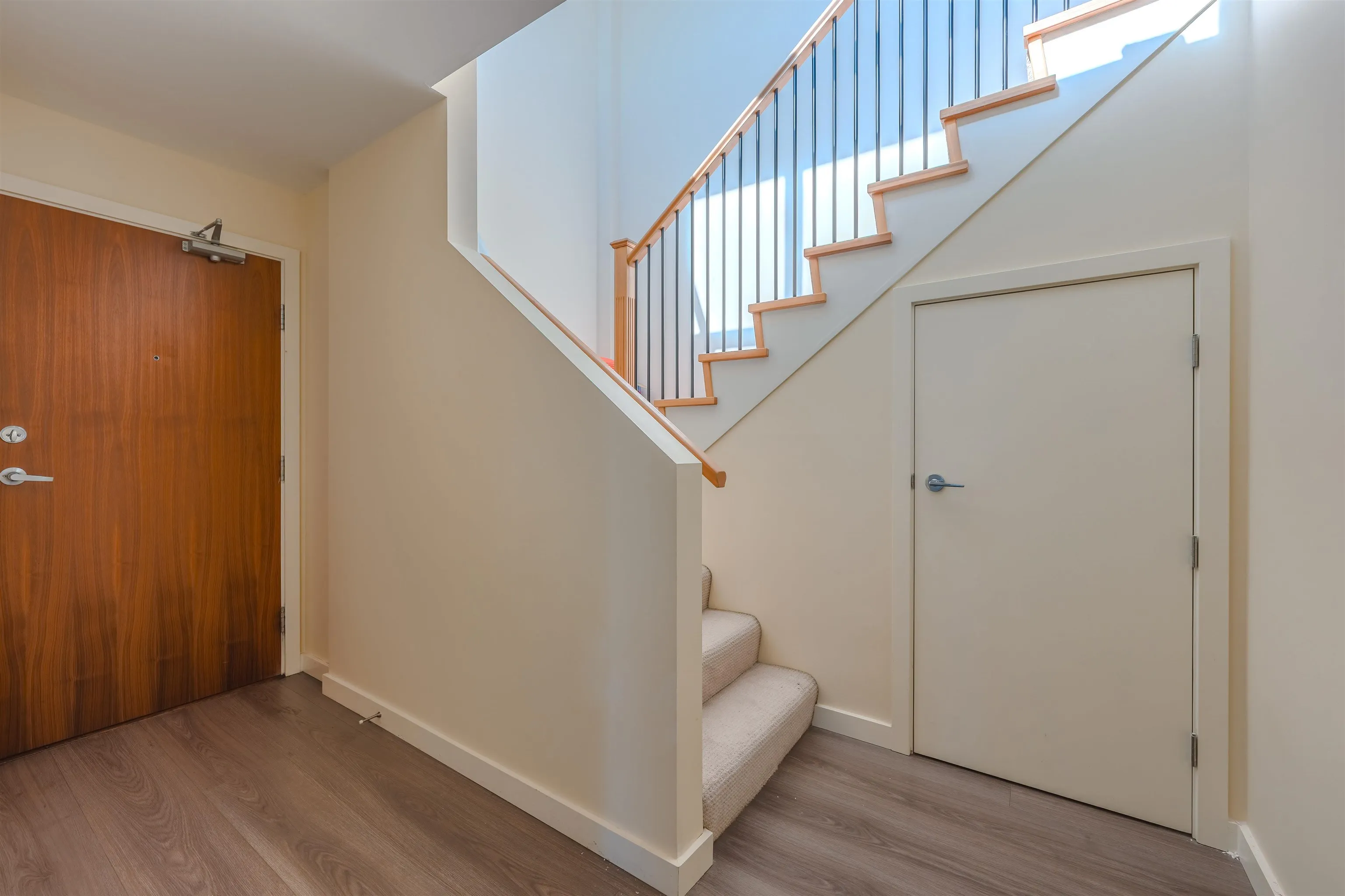 PH 1705 8677 Capstan Way