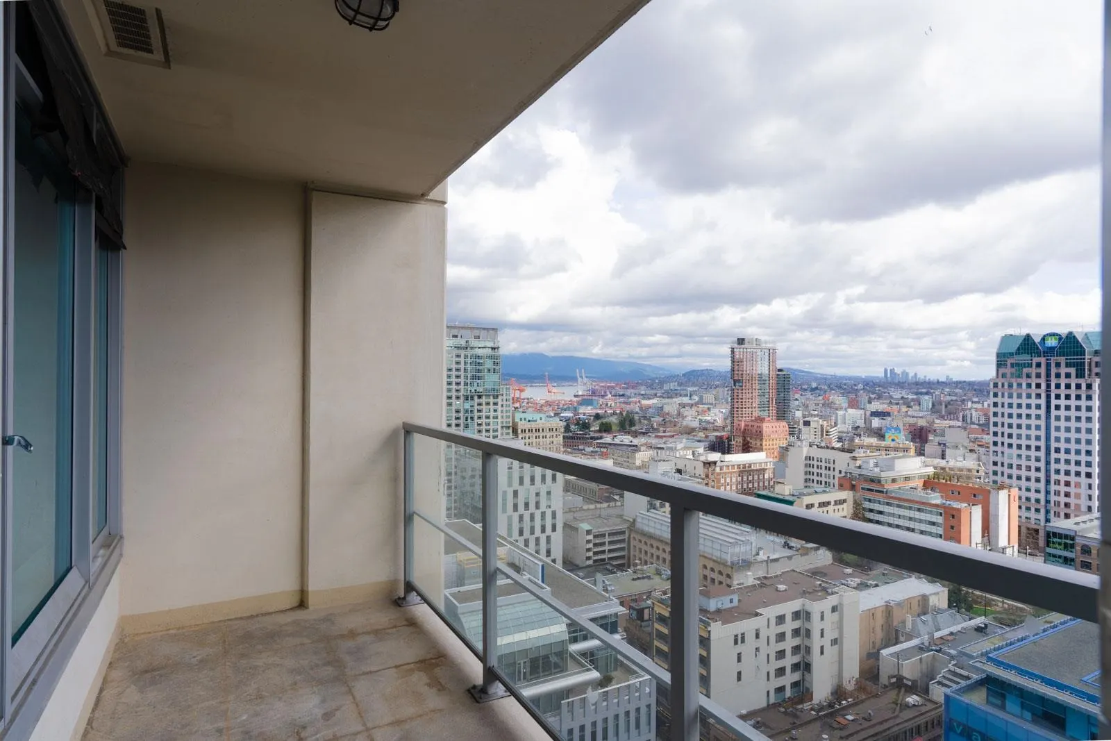 2214 610 Granville Street