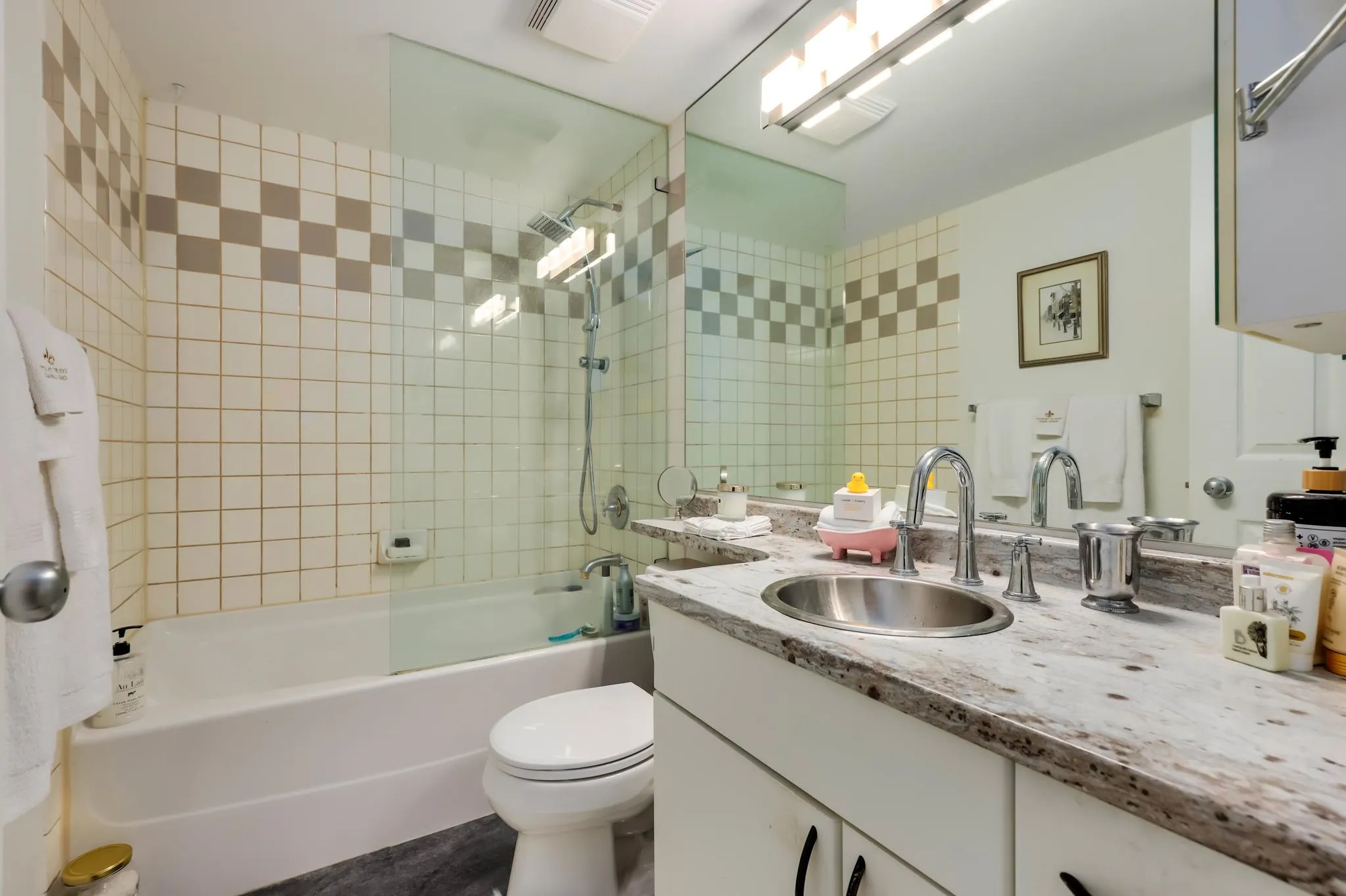 TH6 63 Keefer Place