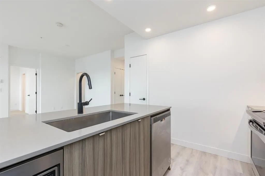 606 32828 Landeau Place