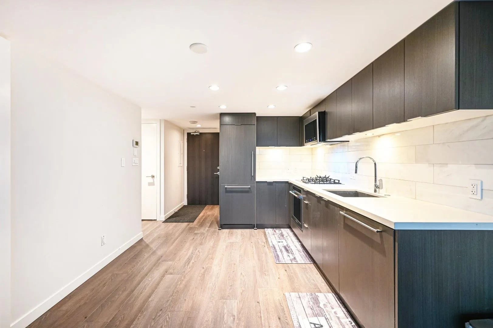 1402 8189 Cambie Street