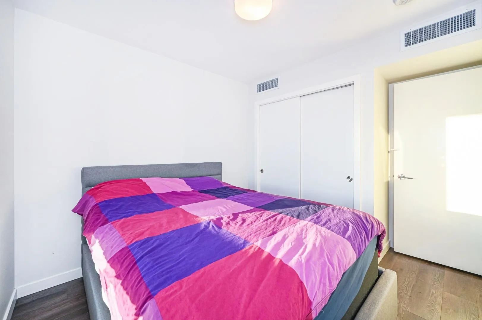 1402 8189 Cambie Street