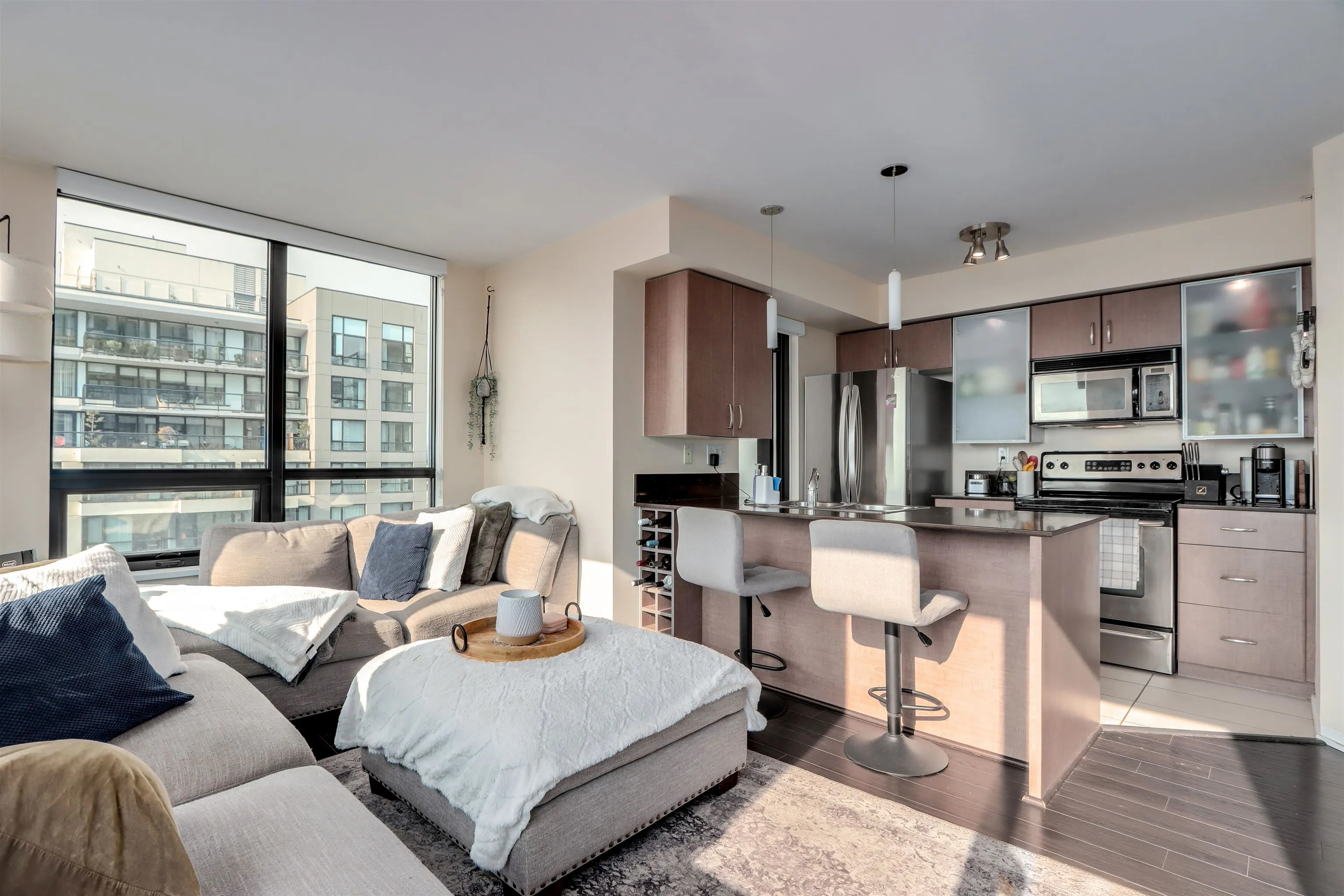 2704 909 Mainland Street