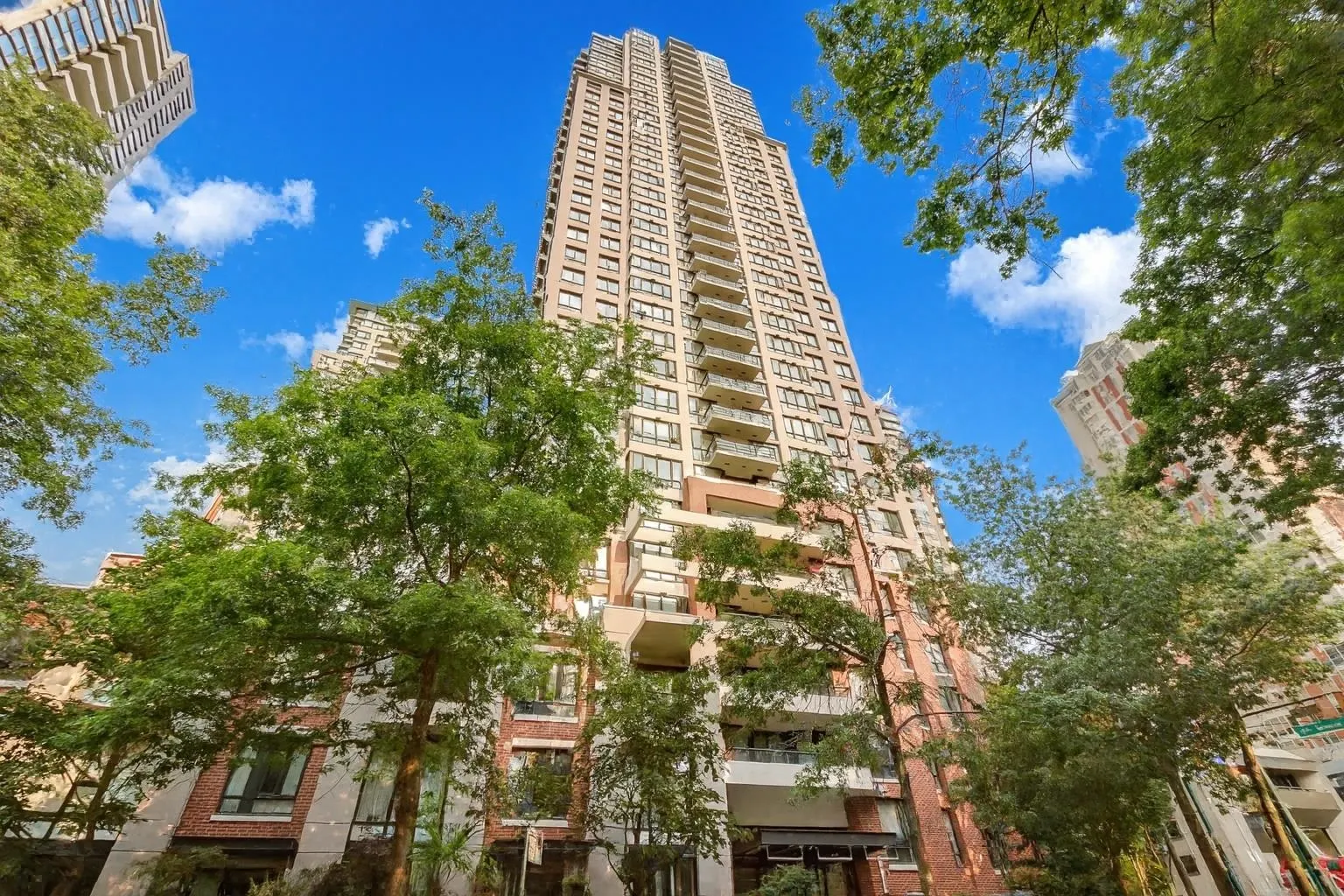 2704 909 Mainland Street