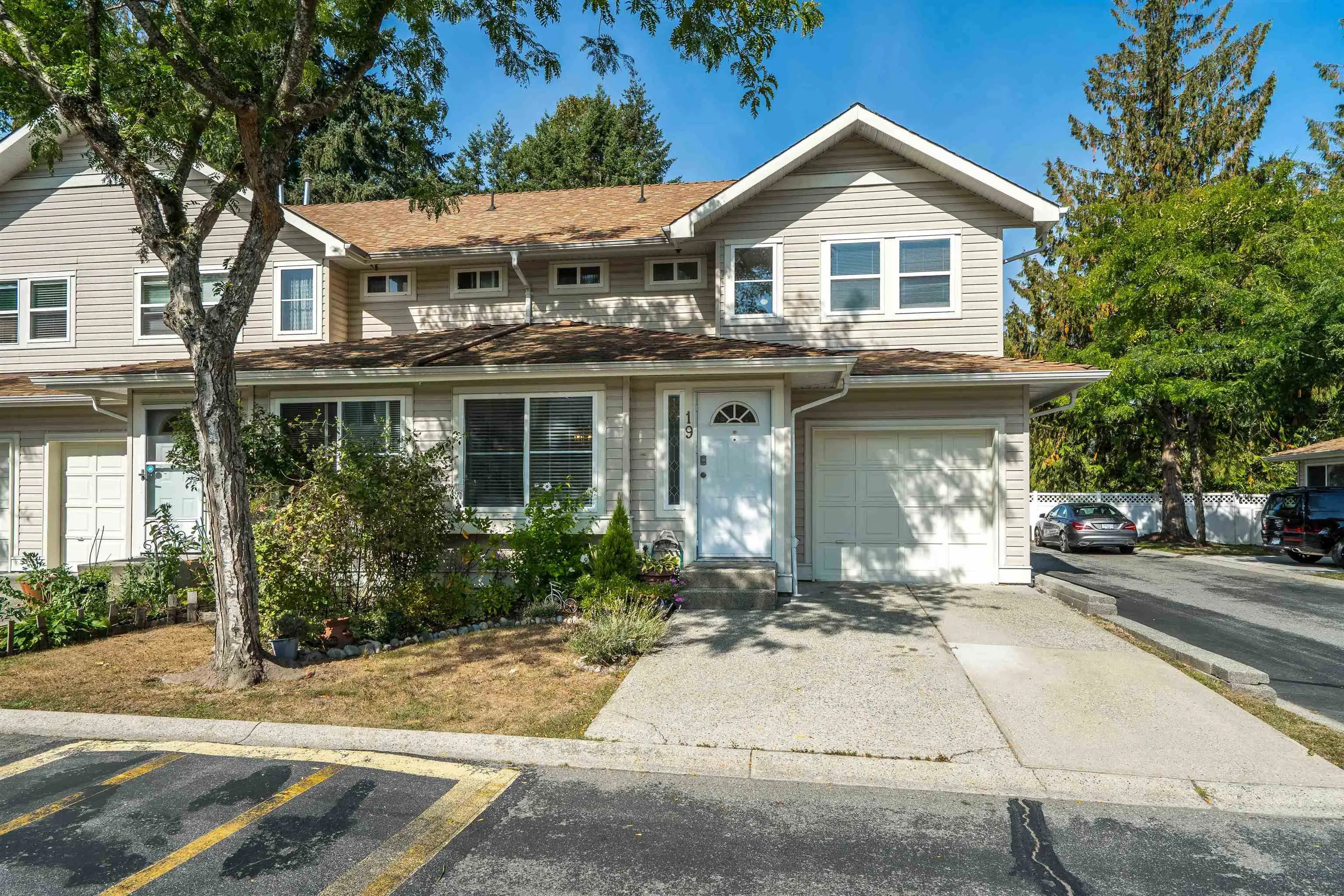19 11870 232 Street